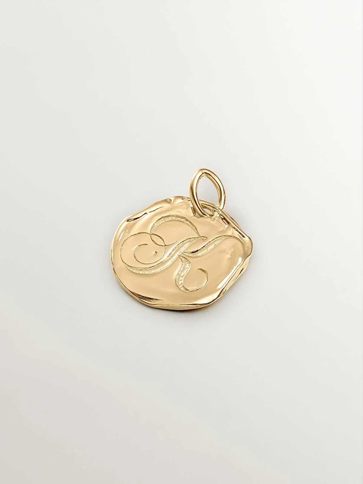 Charm artesanal de plata 925 bañada en oro amarillo de 18K con inicial K