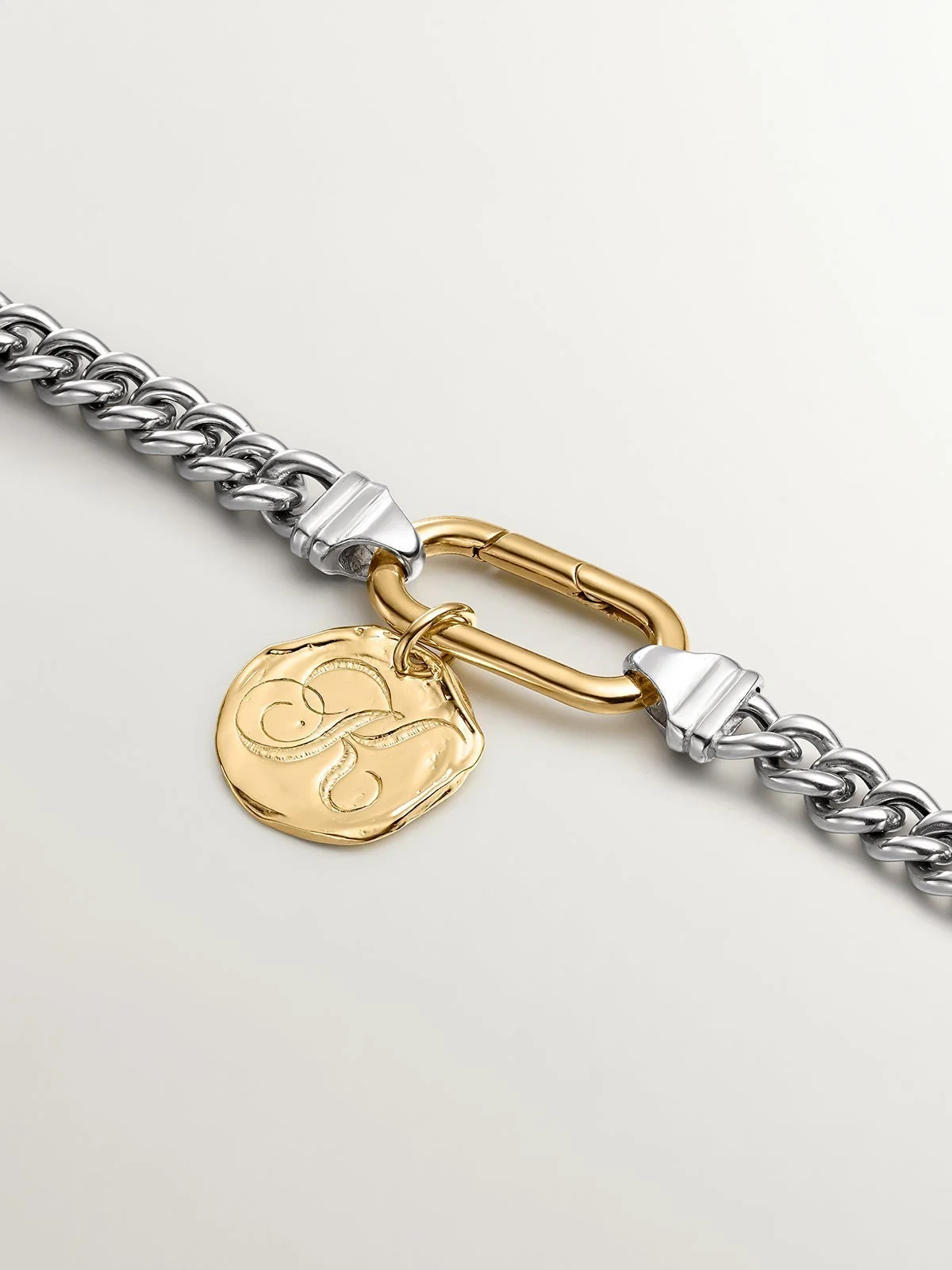 Charm artesanal de plata 925 bañada en oro amarillo de 18K con inicial K - Image 4