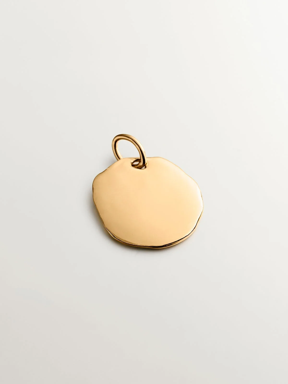 Charm artesanal de plata 925 bañada en oro amarillo de 18K con inicial L - Image 3
