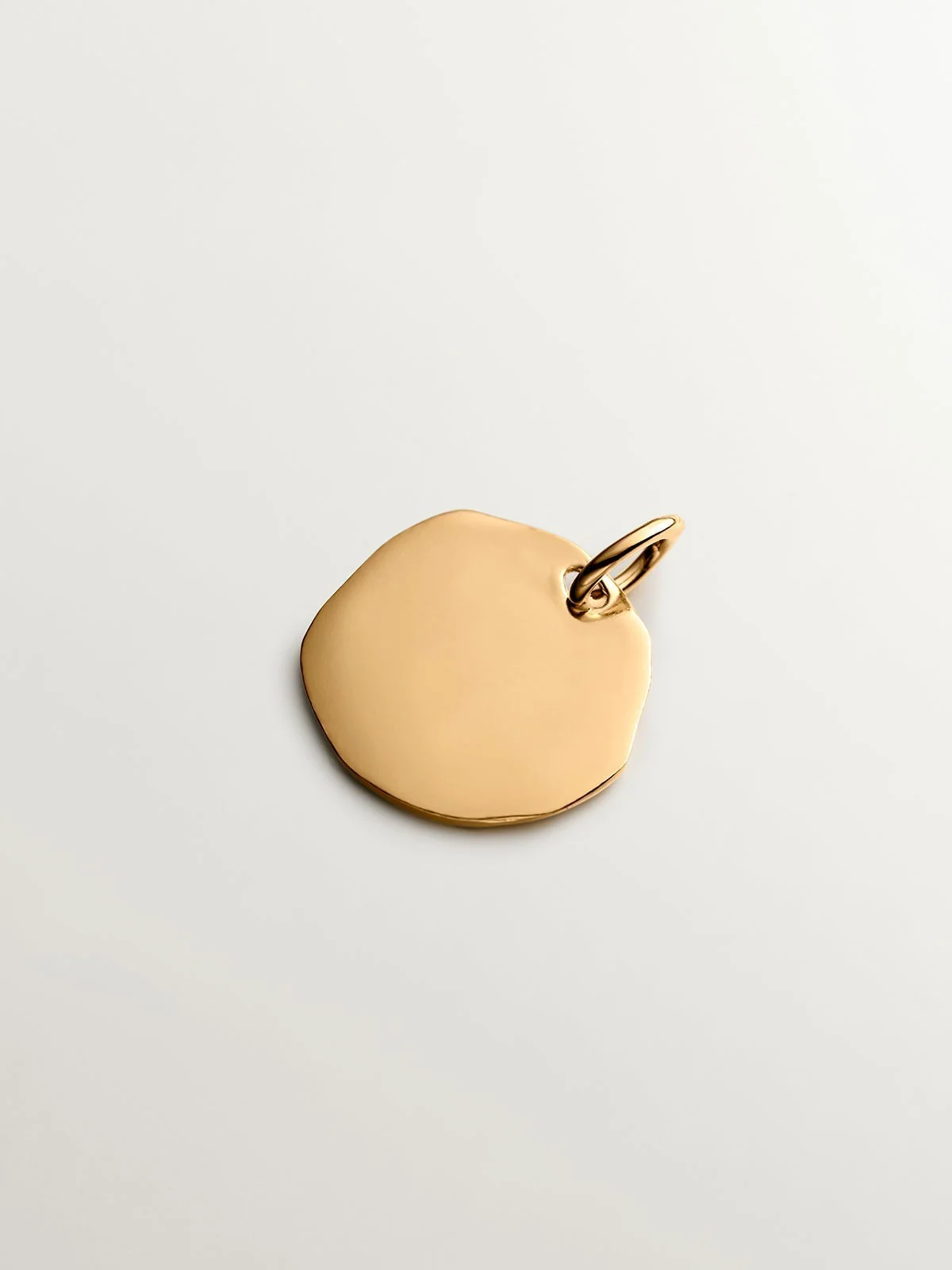 Charm artesanal de plata 925 bañada en oro amarillo de 18K con inicial M - Image 3