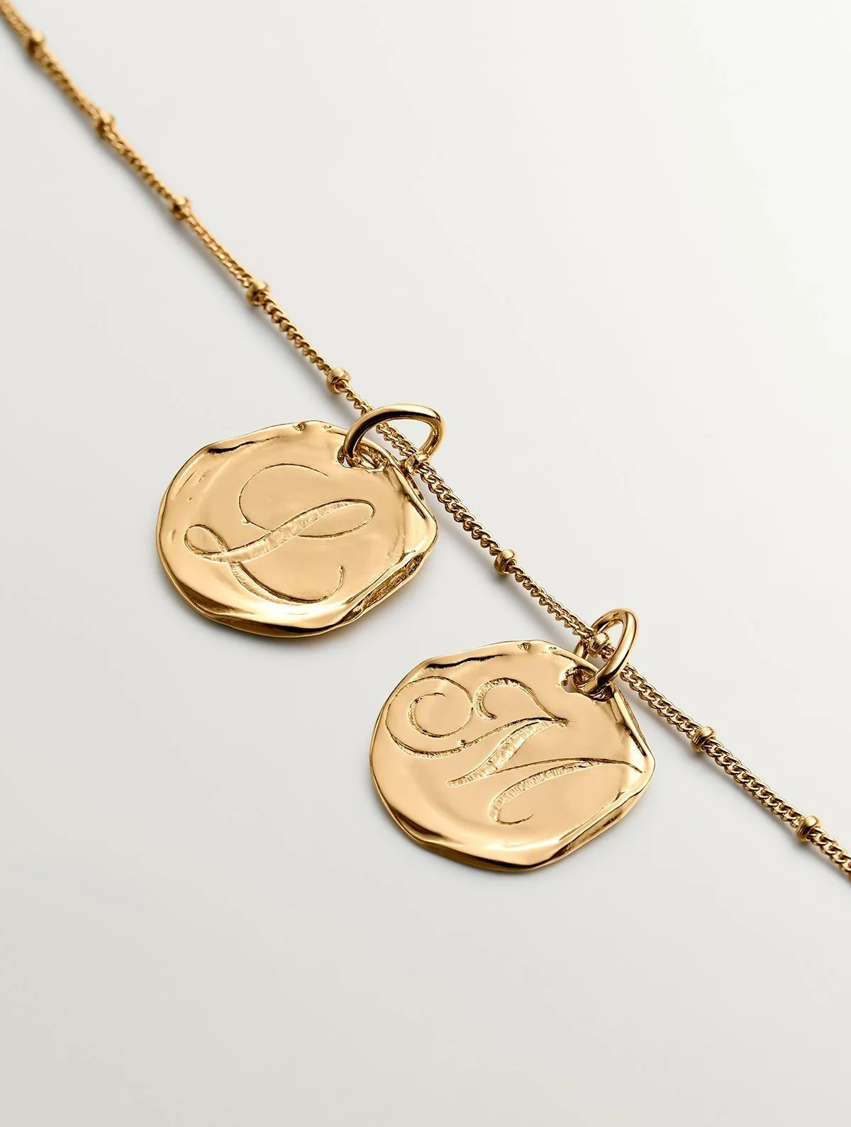 Charm artesanal de plata 925 bañada en oro amarillo de 18K con inicial M - Image 5