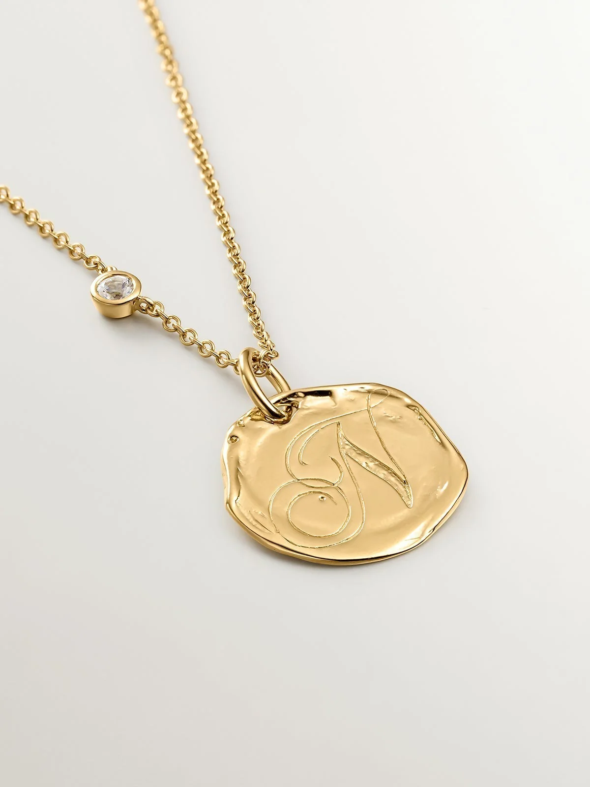 Charm artesanal de plata 925 bañada en oro amarillo de 18K con inicial N - Image 3