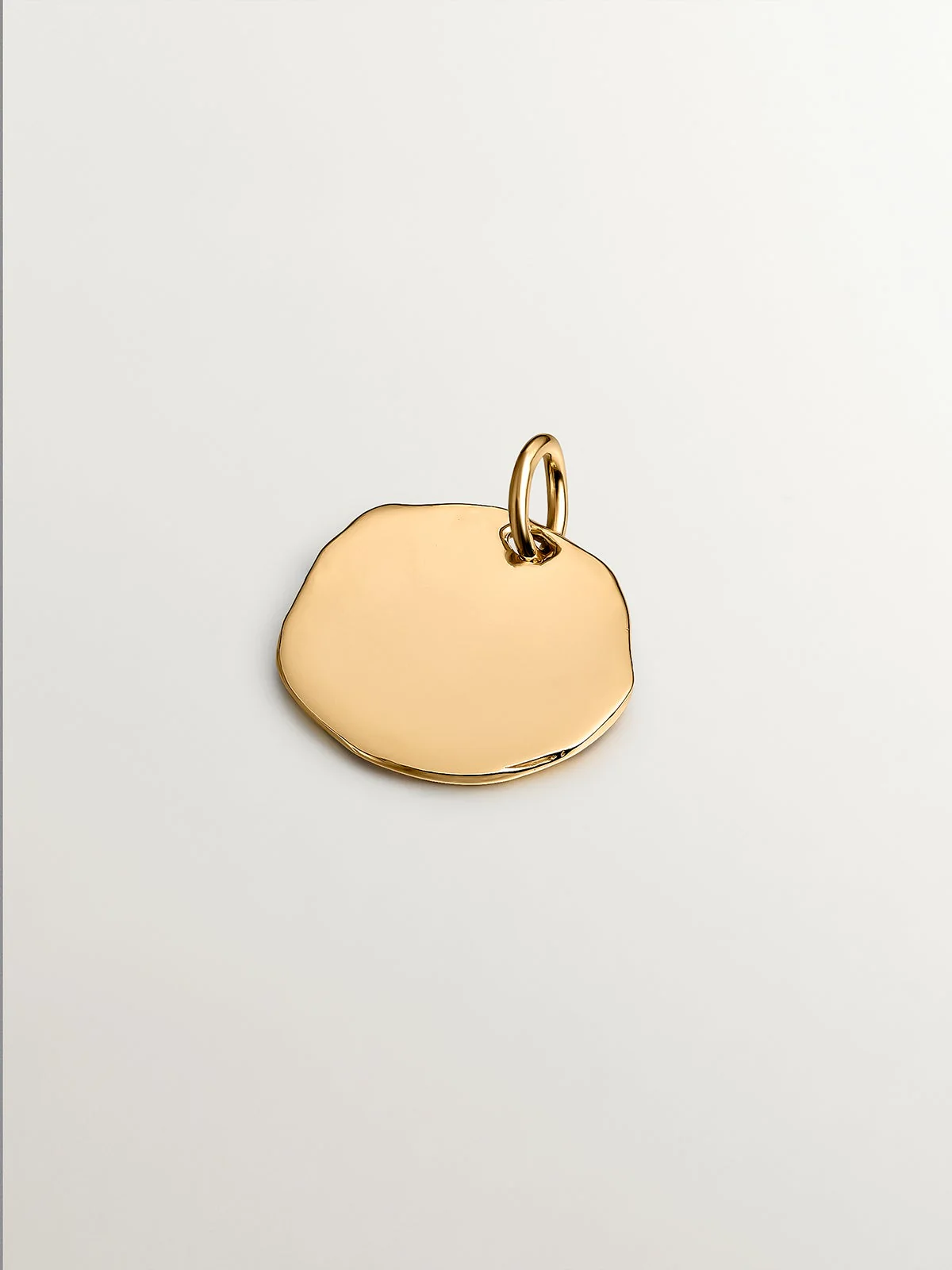 Charm artesanal de plata 925 bañada en oro amarillo de 18K con inicial O - Image 2