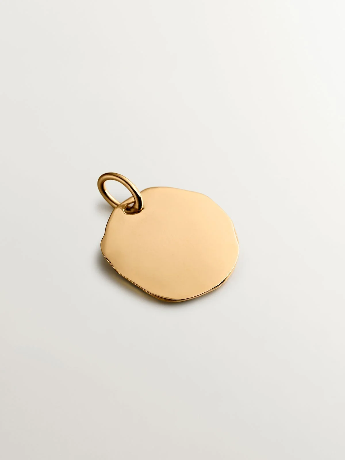 Charm artesanal de plata 925 bañada en oro amarillo de 18K con inicial P - Image 3