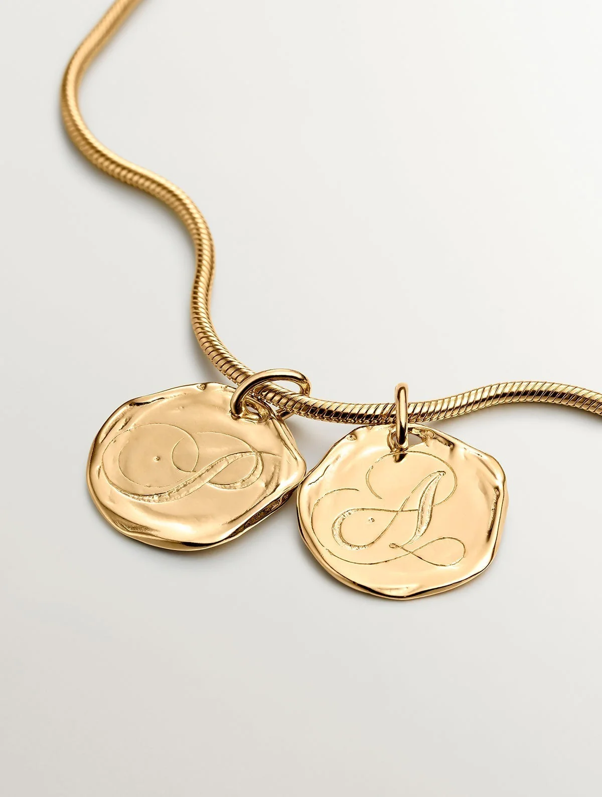Charm artesanal de plata 925 bañada en oro amarillo de 18K con inicial P - Image 5