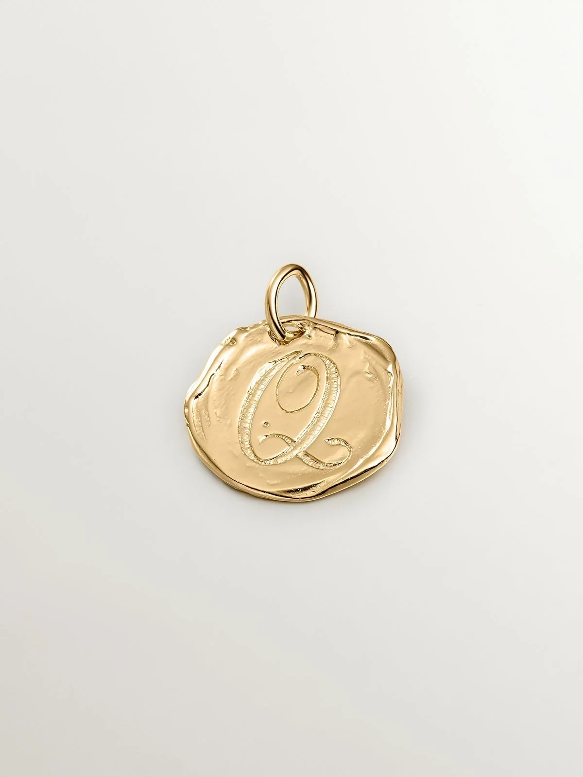Charm artesanal de plata 925 bañada en oro amarillo de 18K con inicial Q