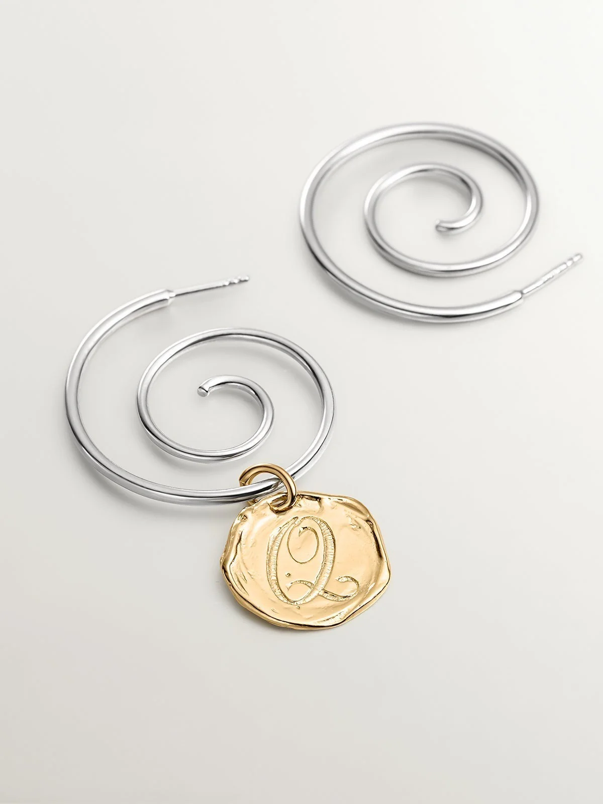 Charm artesanal de plata 925 bañada en oro amarillo de 18K con inicial Q - Image 2