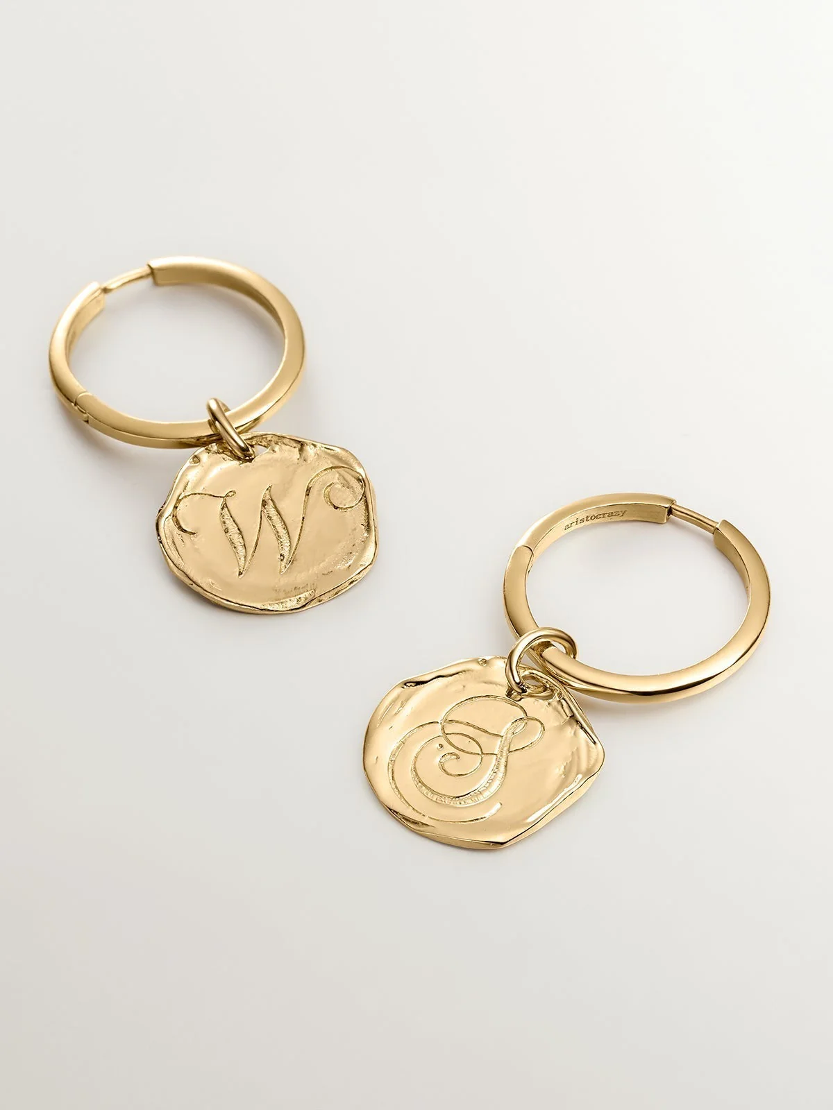 Charm artesanal de plata 925 bañada en oro amarillo de 18K con inicial S - Image 2