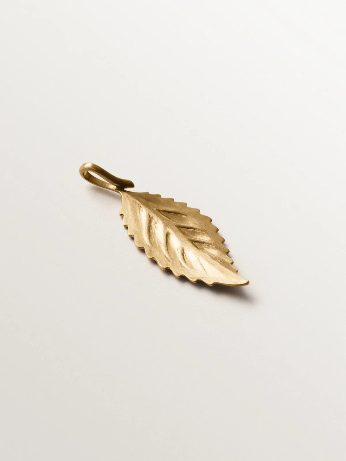 Charm bañado en oro amarillo con forma de hoja - Image 3