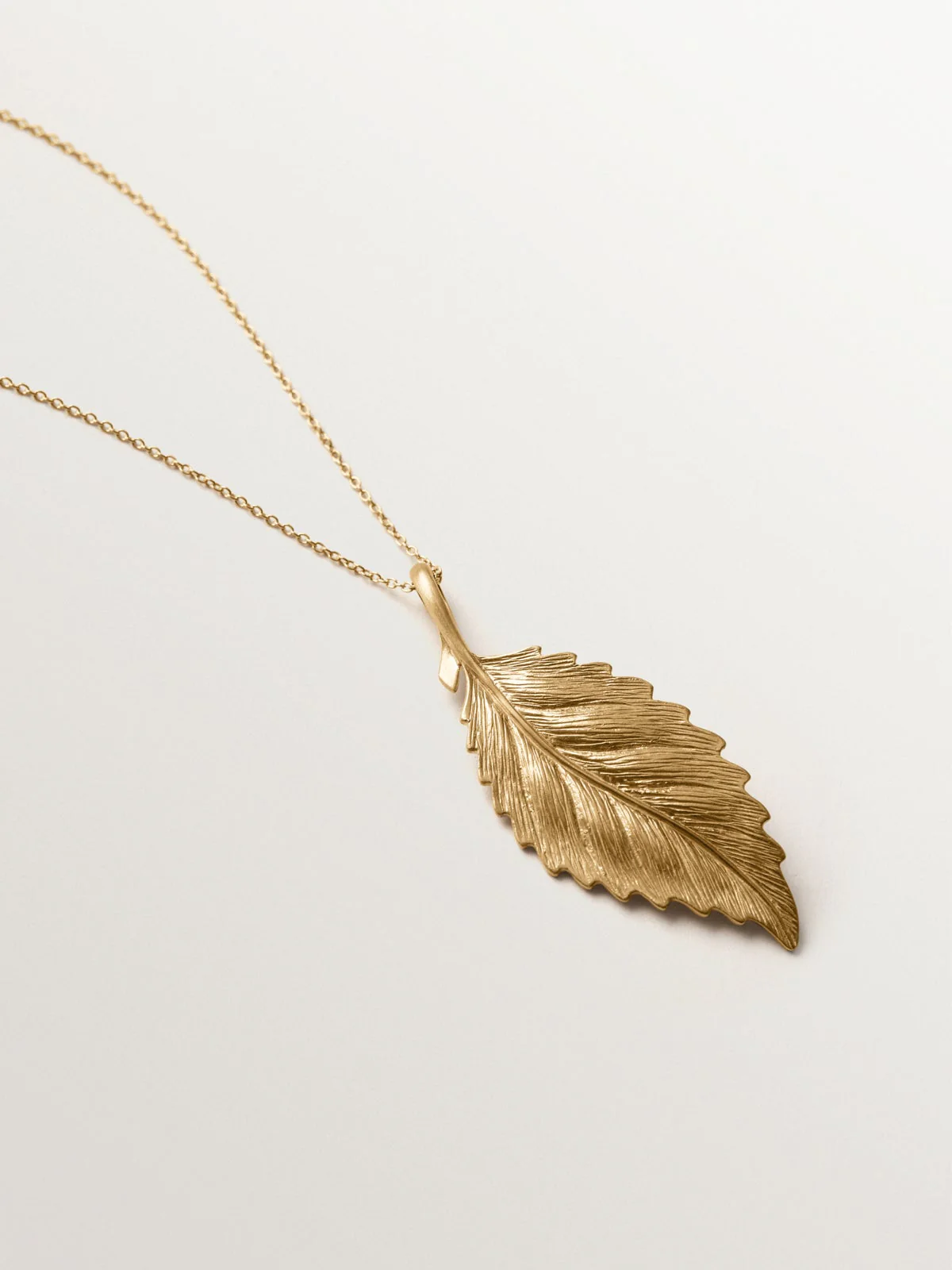 Charm bañado en oro amarillo con forma de hoja - Image 5