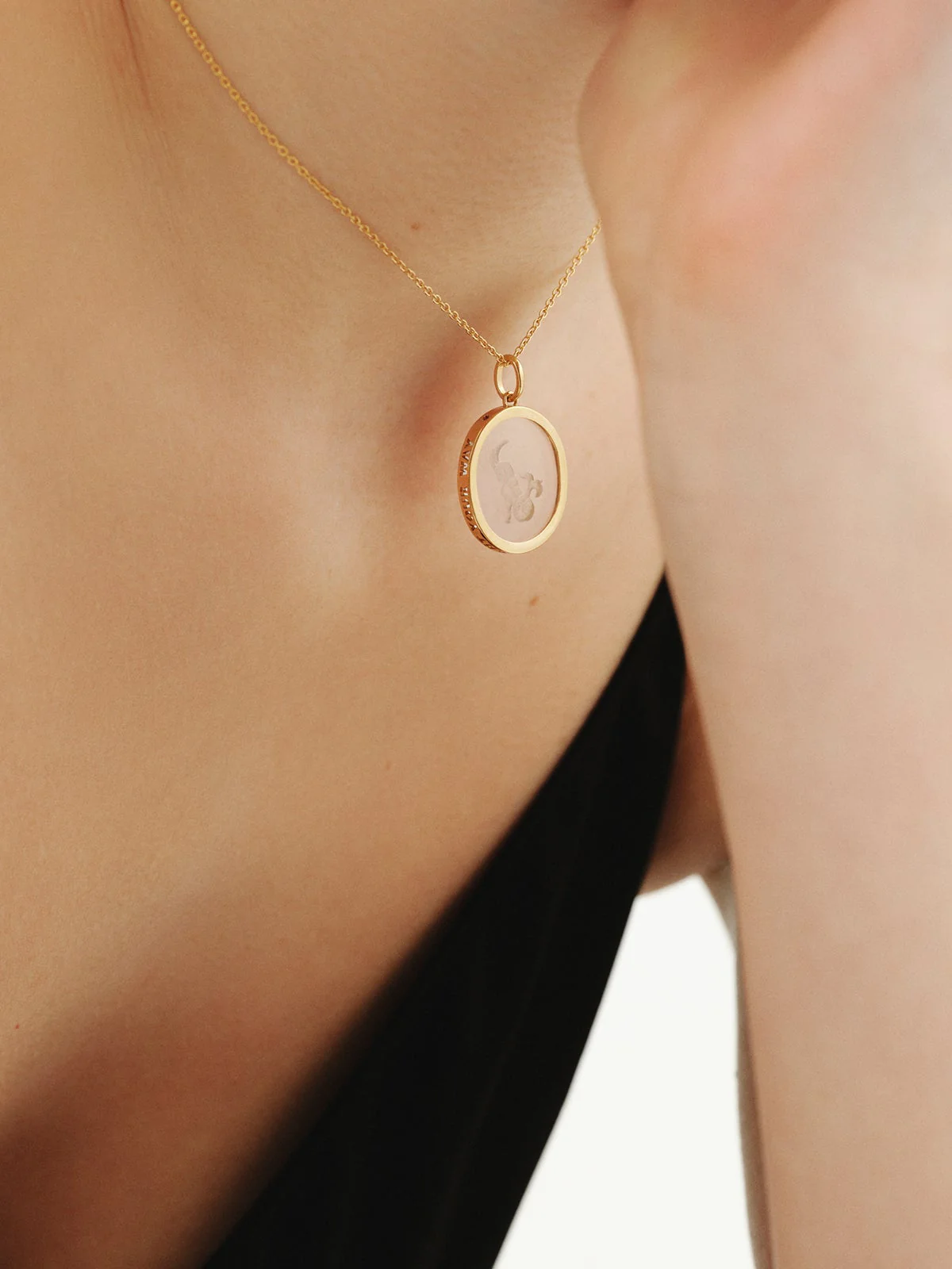 Charm Capricornio de plata 925 bañada en oro amarillo de 18K y cristal de roca - Image 2