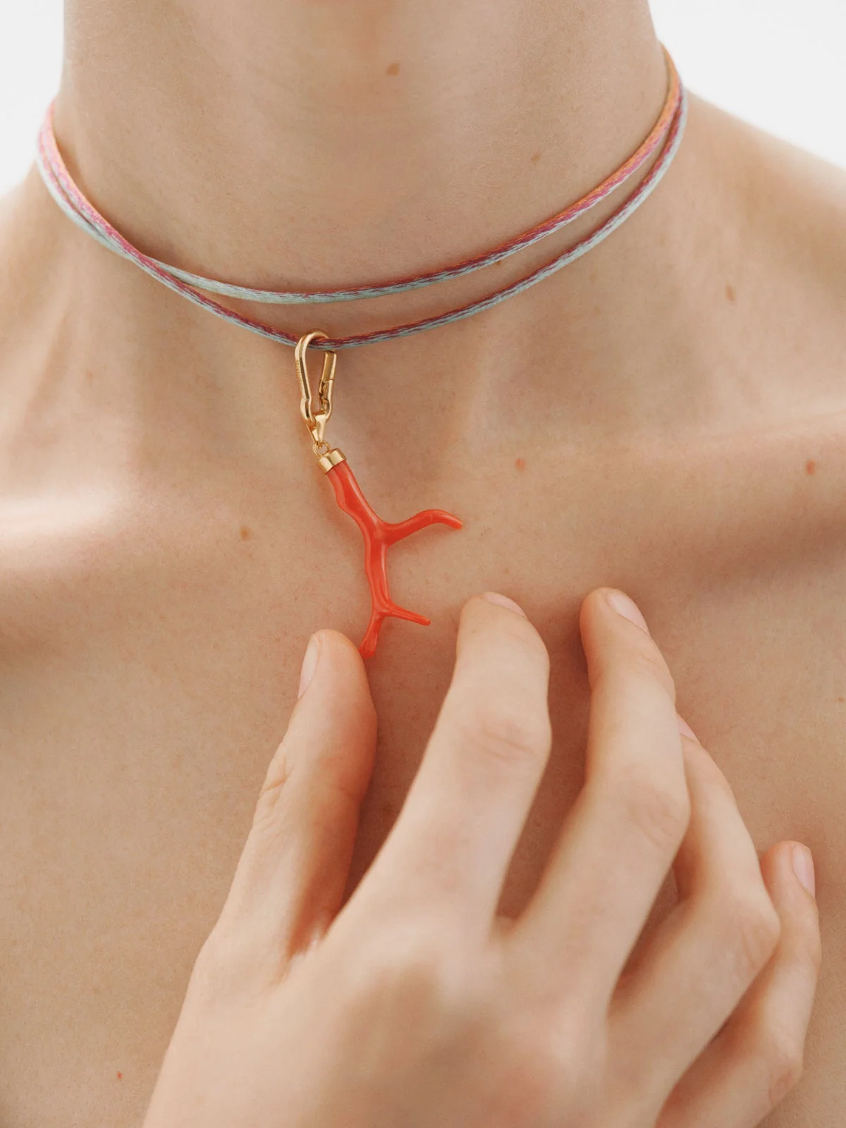 Charm con coral natural - Image 2