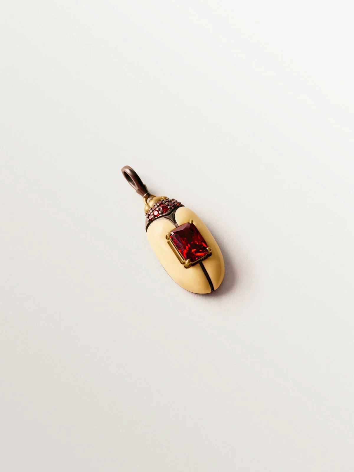 Charm con cristales y forma de escarabajo