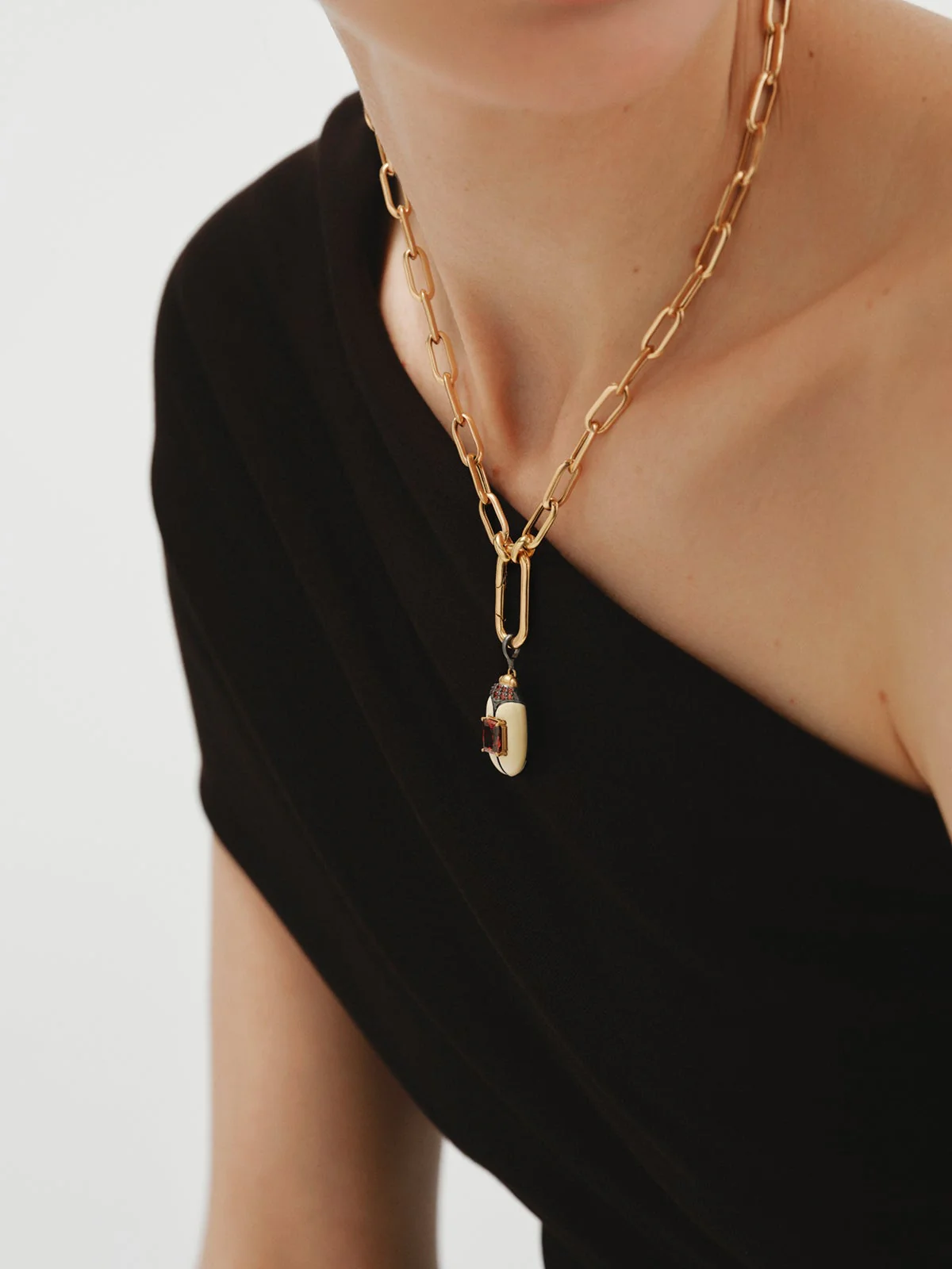 Charm con cristales y forma de escarabajo - Image 2