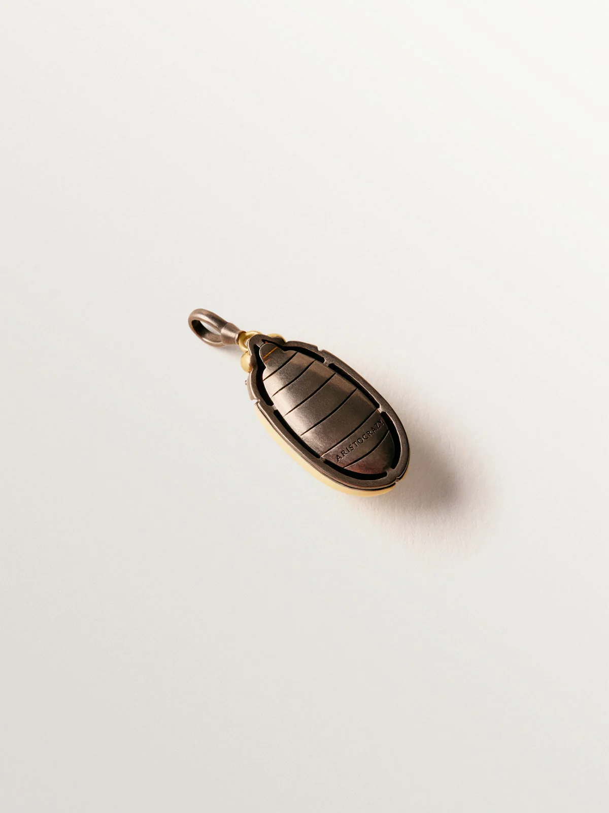 Charm con cristales y forma de escarabajo - Image 3