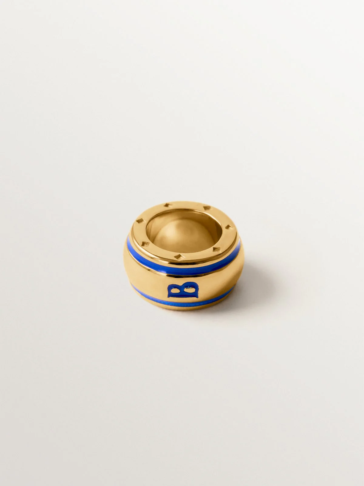 Charm con inicial B de plata 925 bañada en oro amarillo de 18K y esmalte azul con forma circular - Image 3