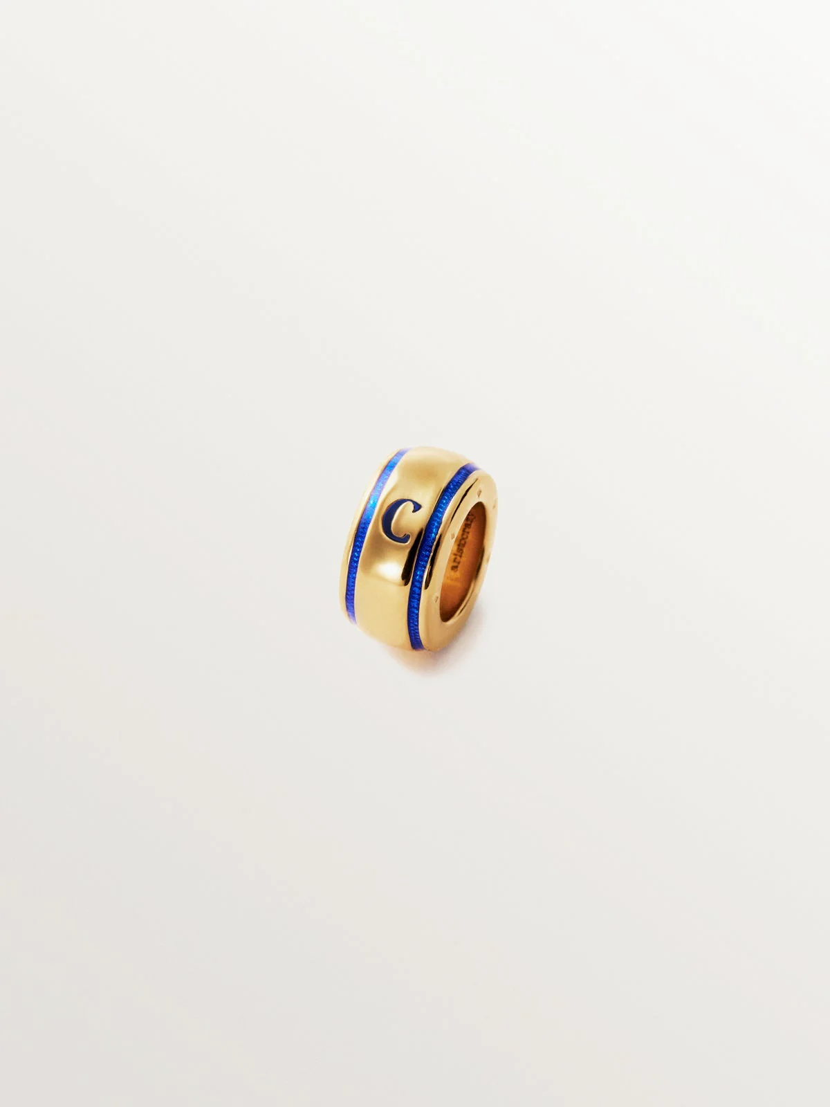 Charm con inicial C de plata 925 bañada en oro amarillo de 18K y esmalte azul con forma circular