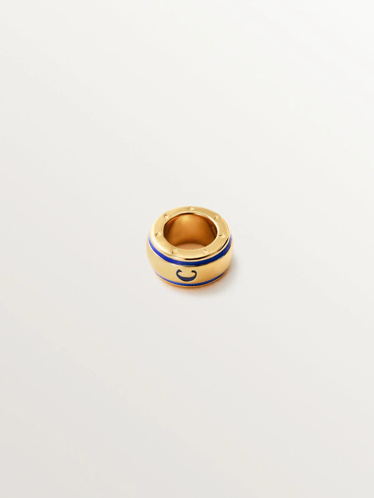 Charm con inicial C de plata 925 bañada en oro amarillo de 18K y esmalte azul con forma circular - Image 3