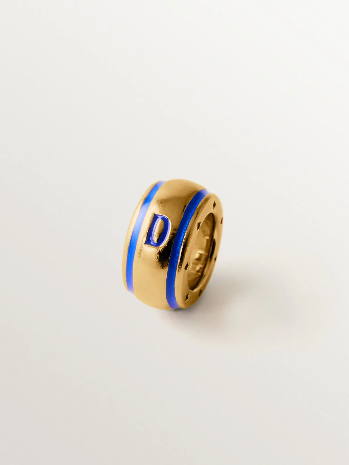 Charm con inicial D de plata 925 bañada en oro amarillo de 18K y esmalte azul con forma circular