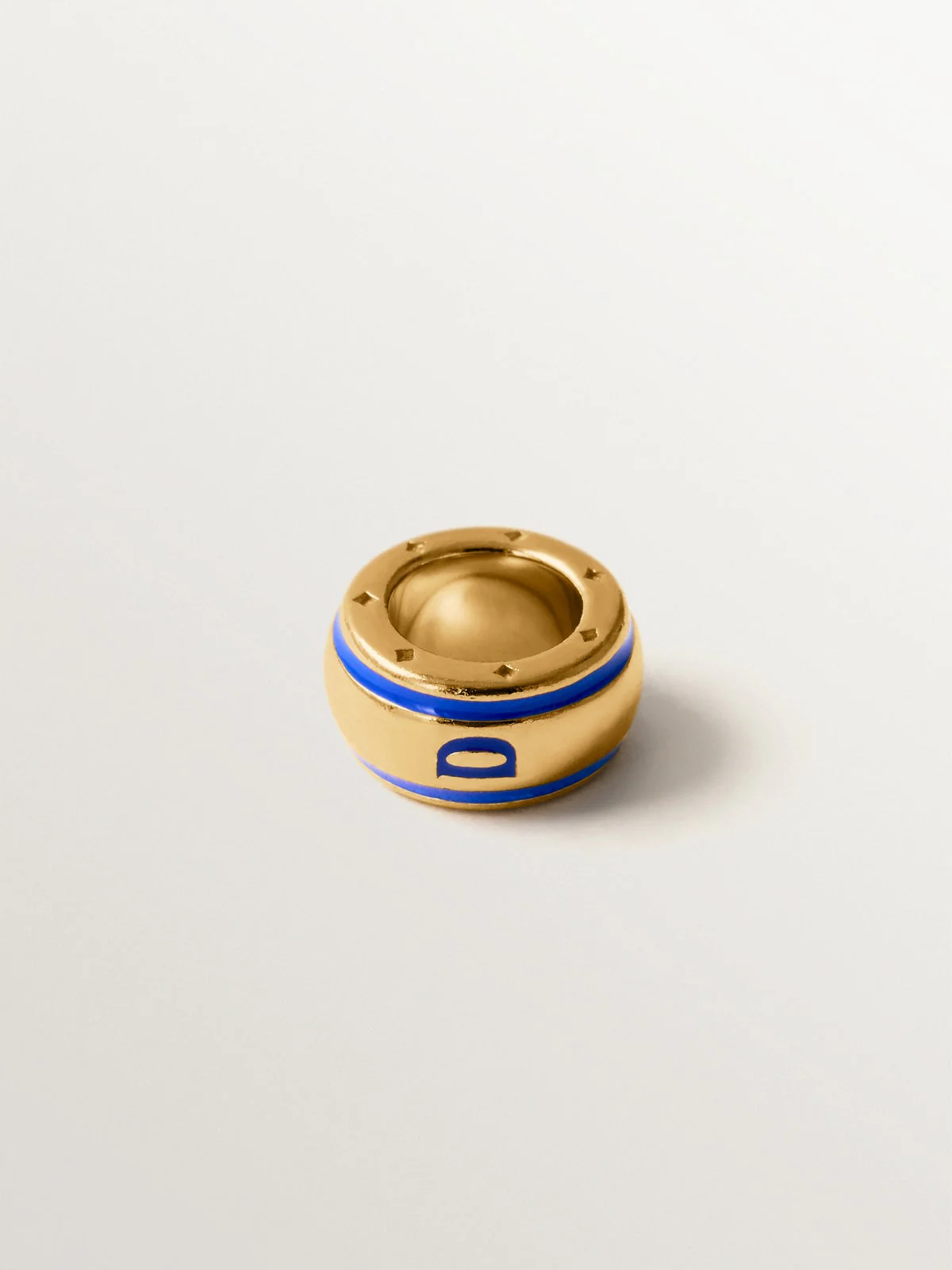 Charm con inicial D de plata 925 bañada en oro amarillo de 18K y esmalte azul con forma circular - Image 3