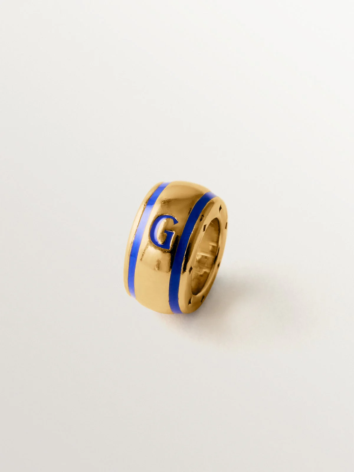 Charm con inicial G de plata 925 bañada en oro amarillo de 18K y esmalte azul con forma circular