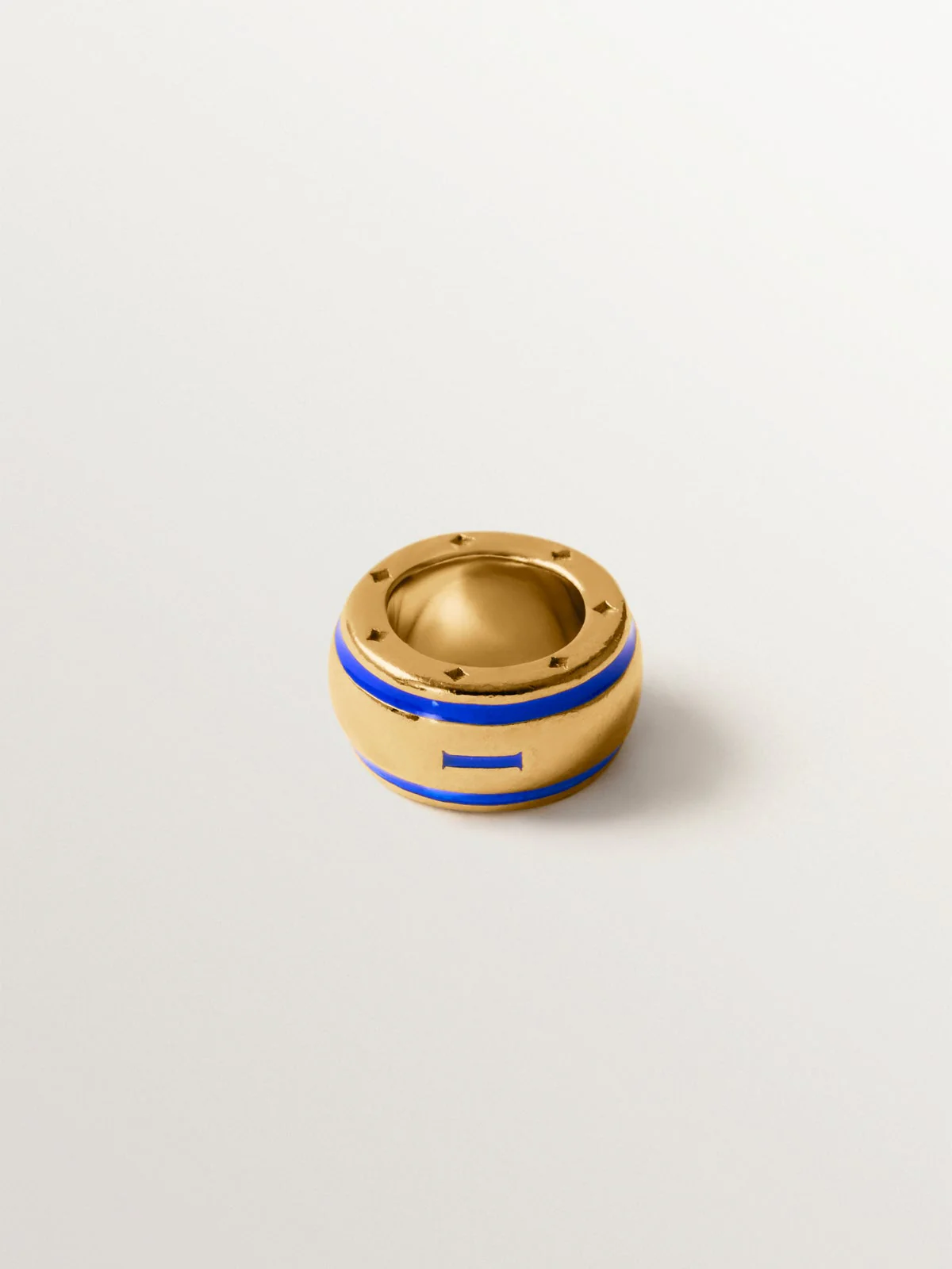 Charm con inicial I de plata 925 bañada en oro amarillo de 18K y esmalte azul con forma circular - Image 3
