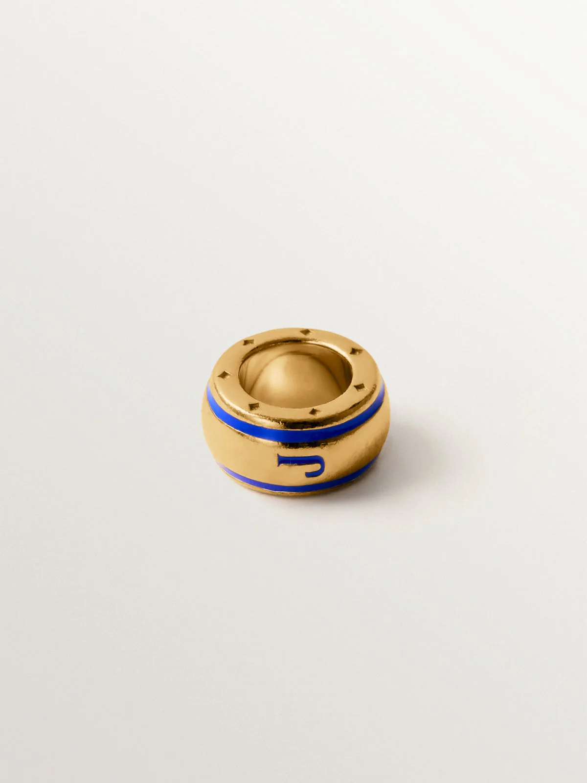 Charm con inicial J de plata 925 bañada en oro amarillo de 18K y esmalte azul con forma circular - Image 3