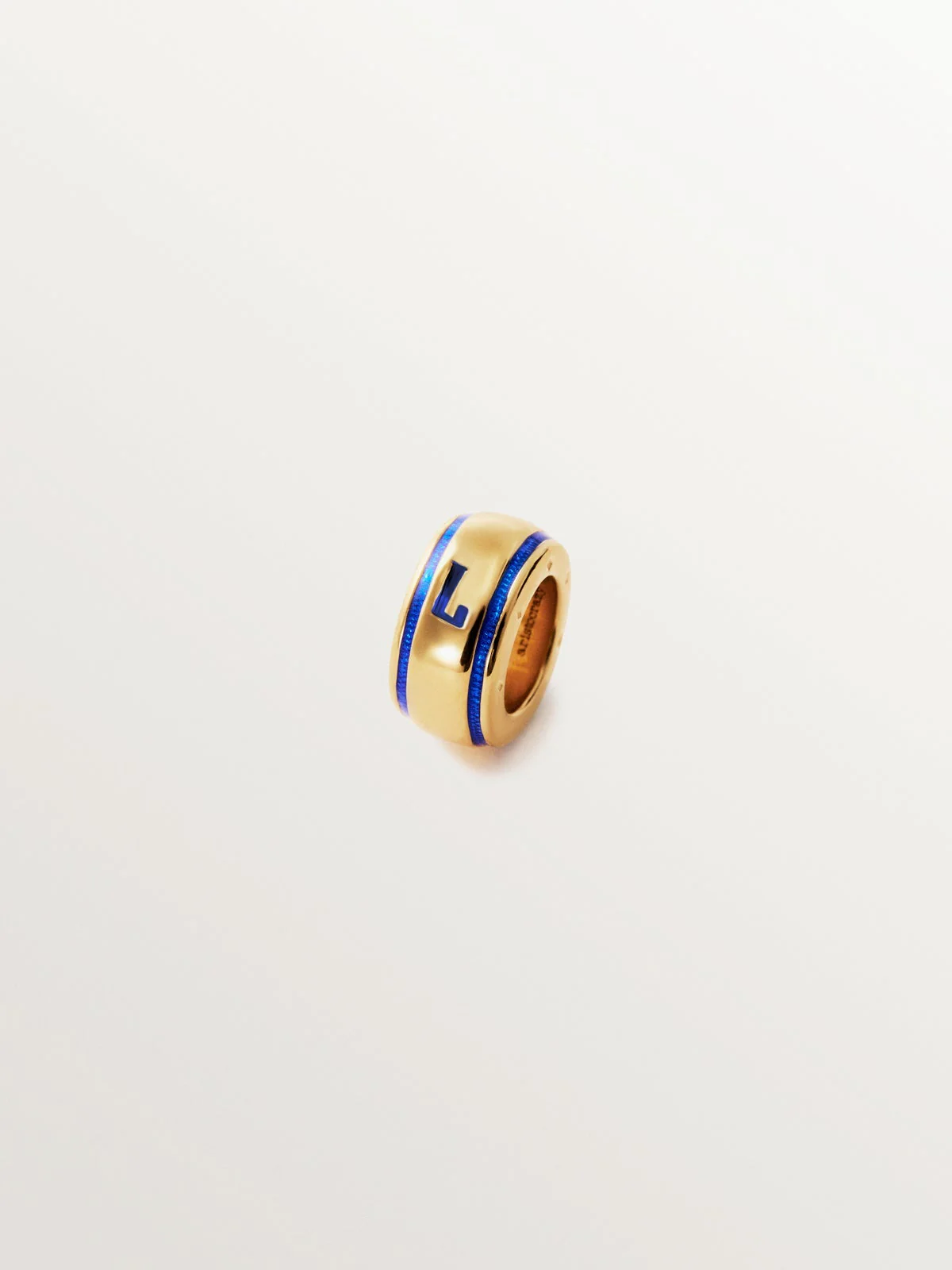 Charm con inicial L de plata 925 bañada en oro amarillo de 18K y esmalte azul con forma circular