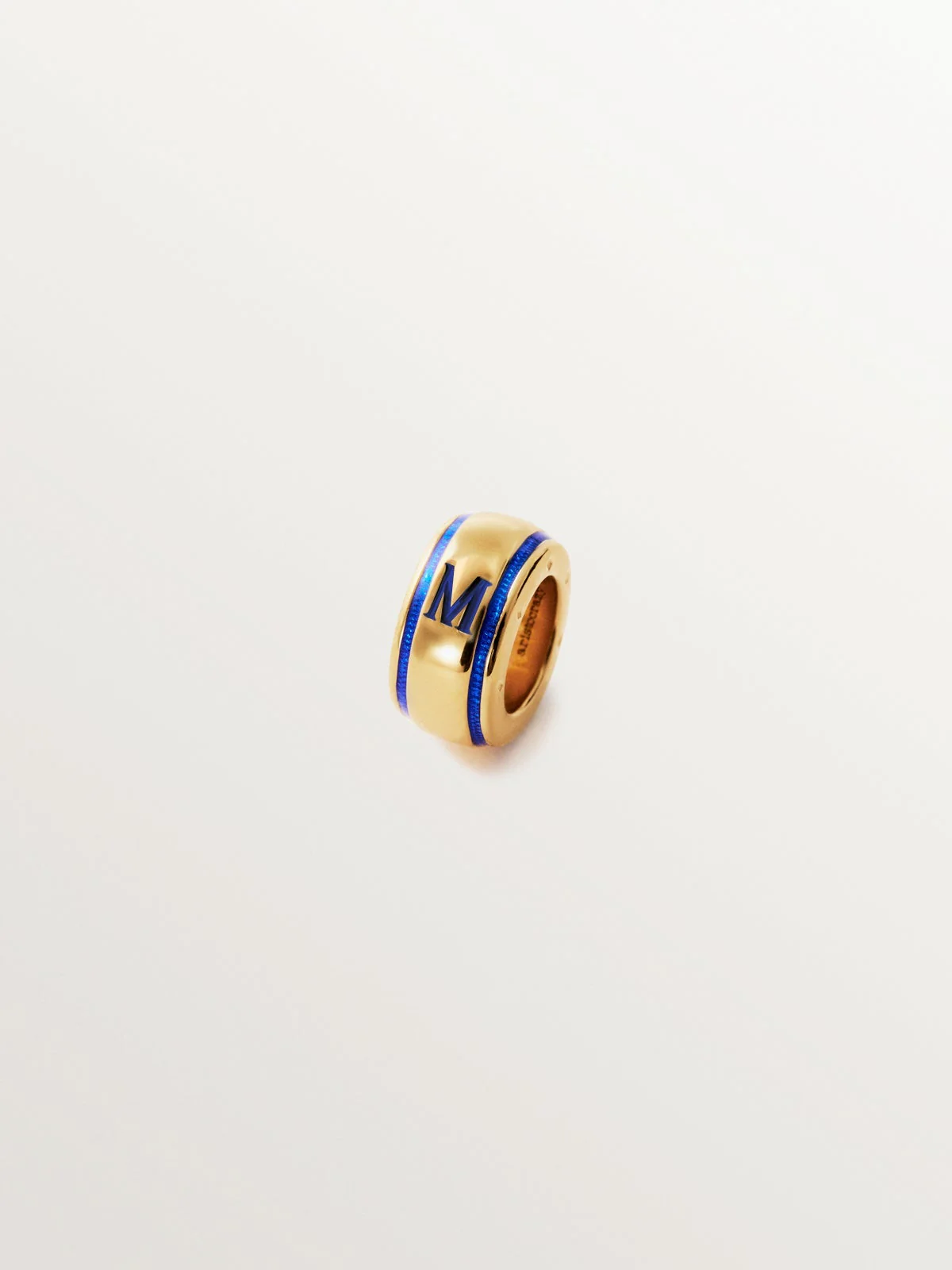 Charm con inicial M de plata 925 bañada en oro amarillo de 18K y esmalte azul con forma circular