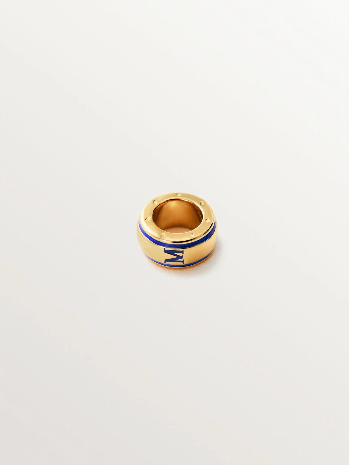 Charm con inicial M de plata 925 bañada en oro amarillo de 18K y esmalte azul con forma circular - Image 3
