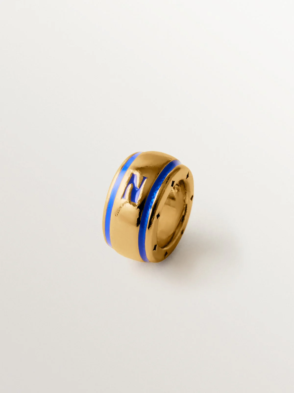 Charm con inicial N de plata 925 bañada en oro amarillo de 18K y esmalte azul con forma circular