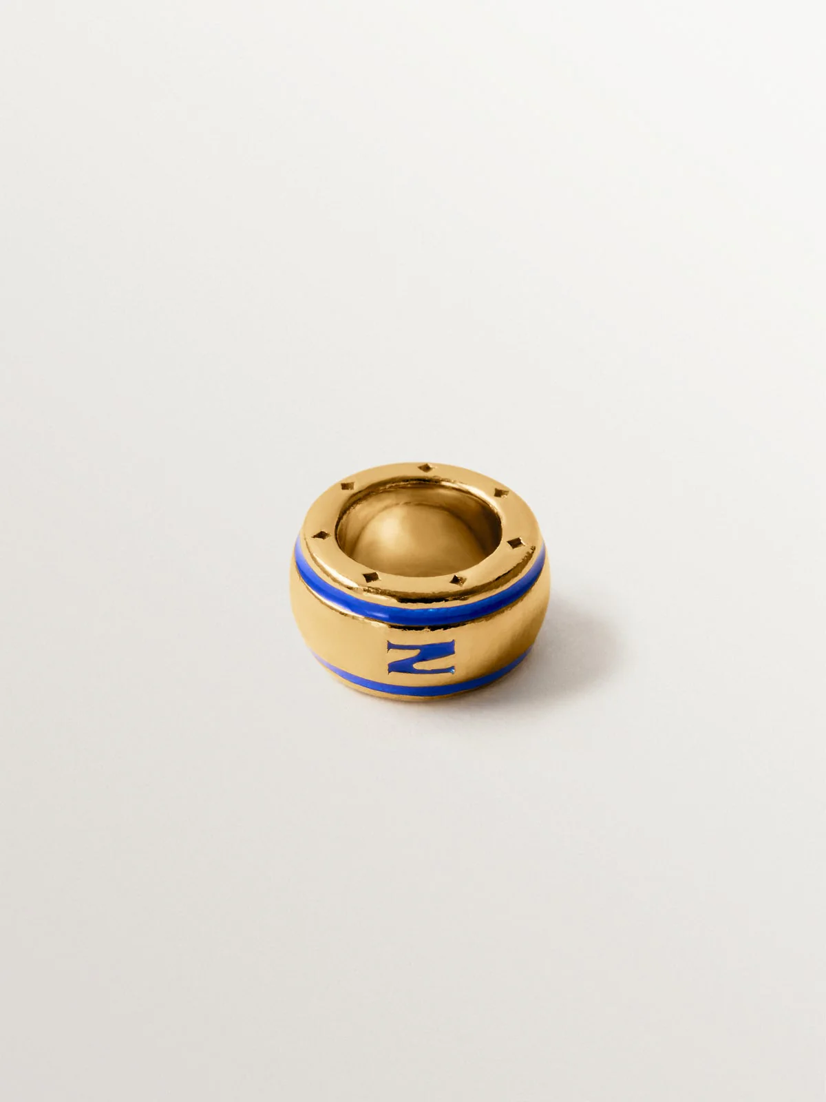Charm con inicial N de plata 925 bañada en oro amarillo de 18K y esmalte azul con forma circular - Image 3
