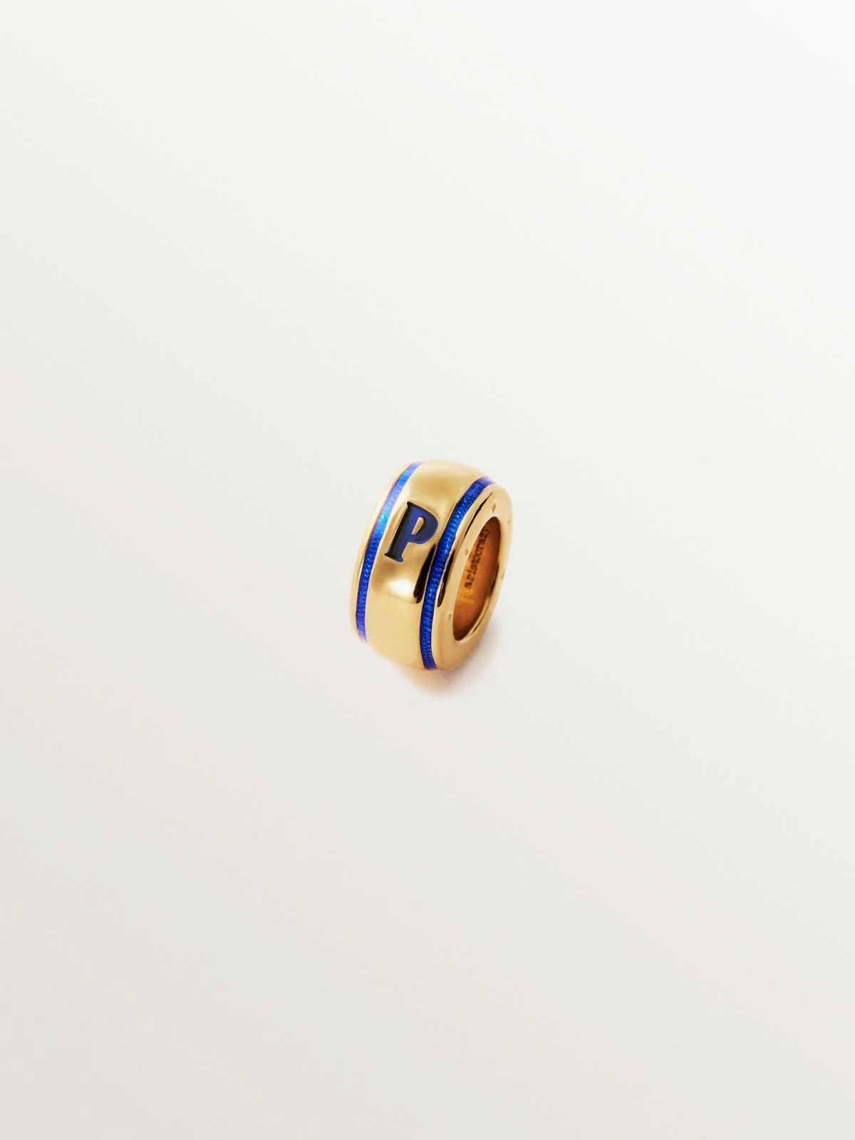 Charm con inicial P de plata 925 bañada en oro amarillo de 18K y esmalte azul con forma circular