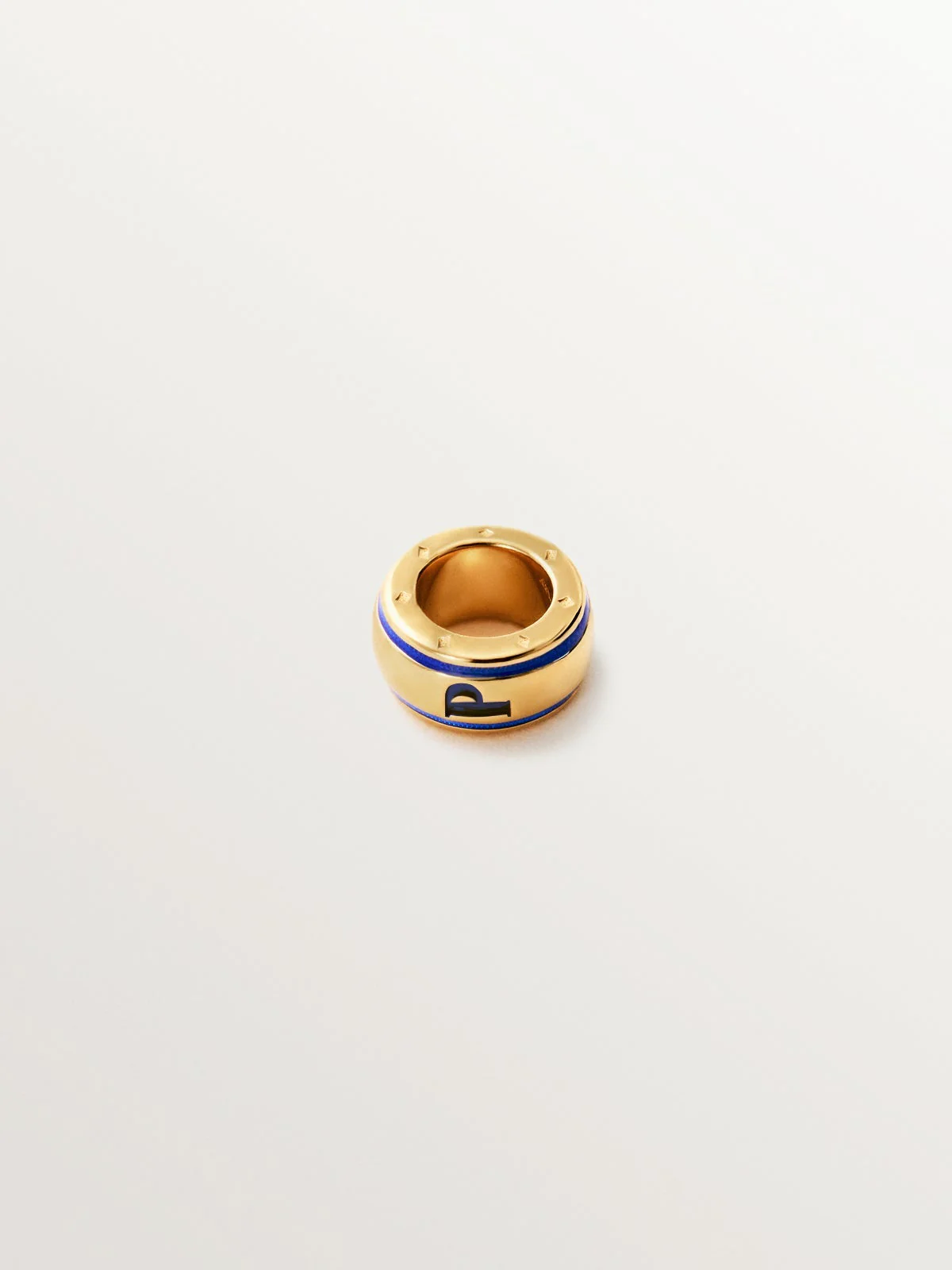 Charm con inicial P de plata 925 bañada en oro amarillo de 18K y esmalte azul con forma circular - Image 3