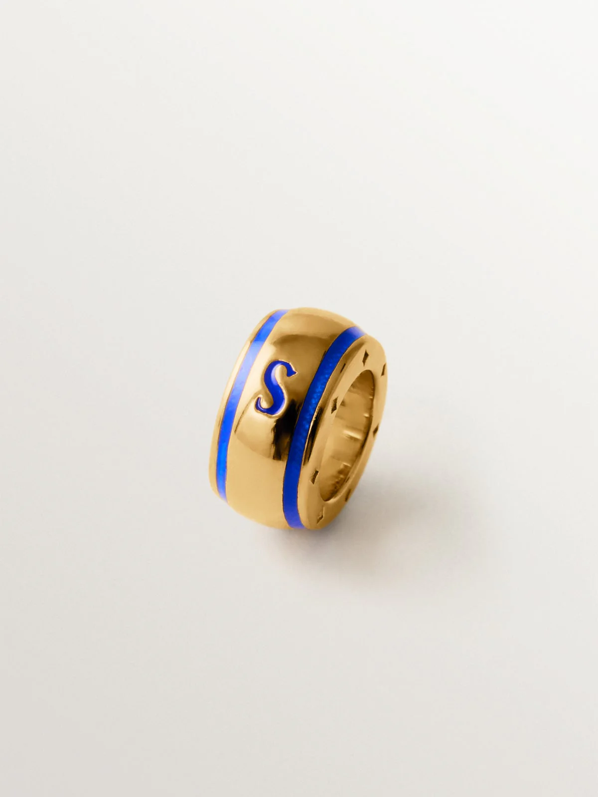 Charm con inicial S de plata 925 bañada en oro amarillo de 18K y esmalte azul con forma circular