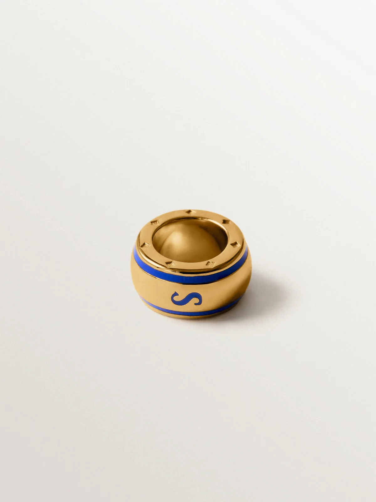 Charm con inicial S de plata 925 bañada en oro amarillo de 18K y esmalte azul con forma circular - Image 3