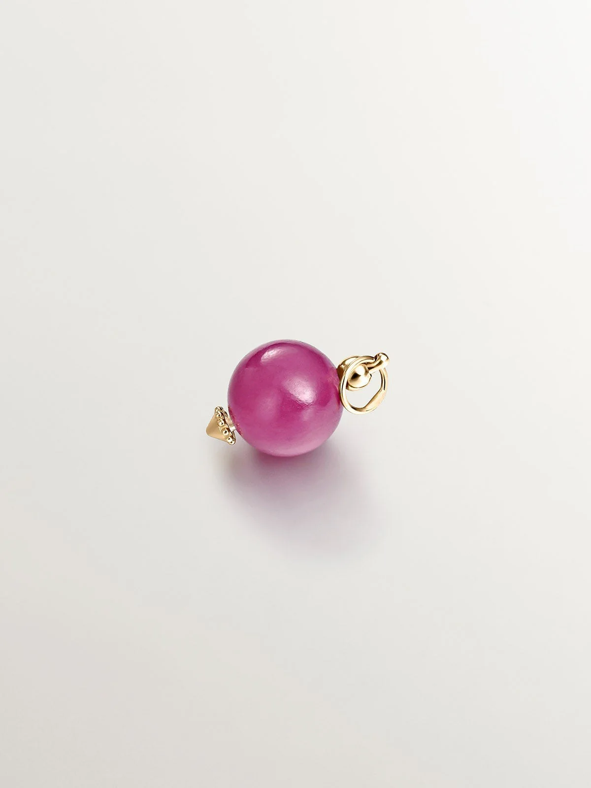 Charm de jade rojo con aro de plata 925 bañada en oro amarillo de 18K - Image 3