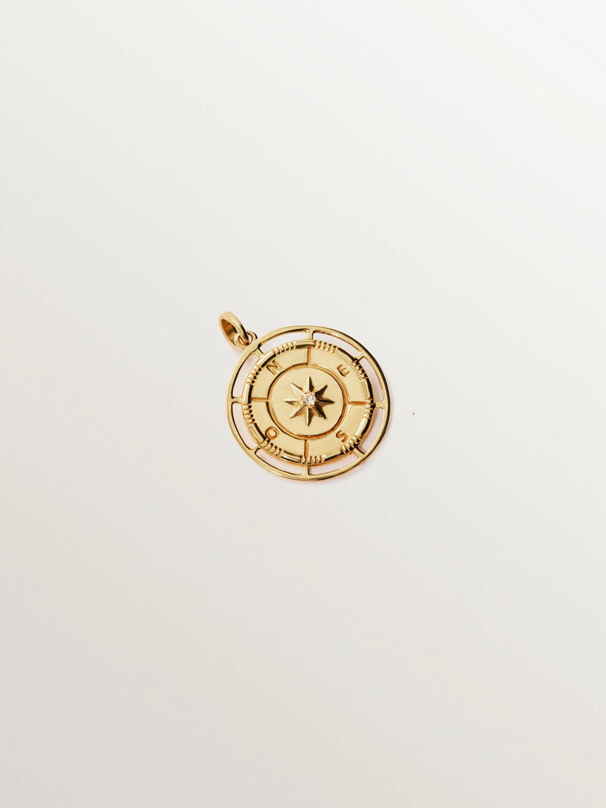 Charm de plata 925 bañada en oro amarillo de 18K con amatista morada y topacio blanco sobre rosa de los vientos - Image 3