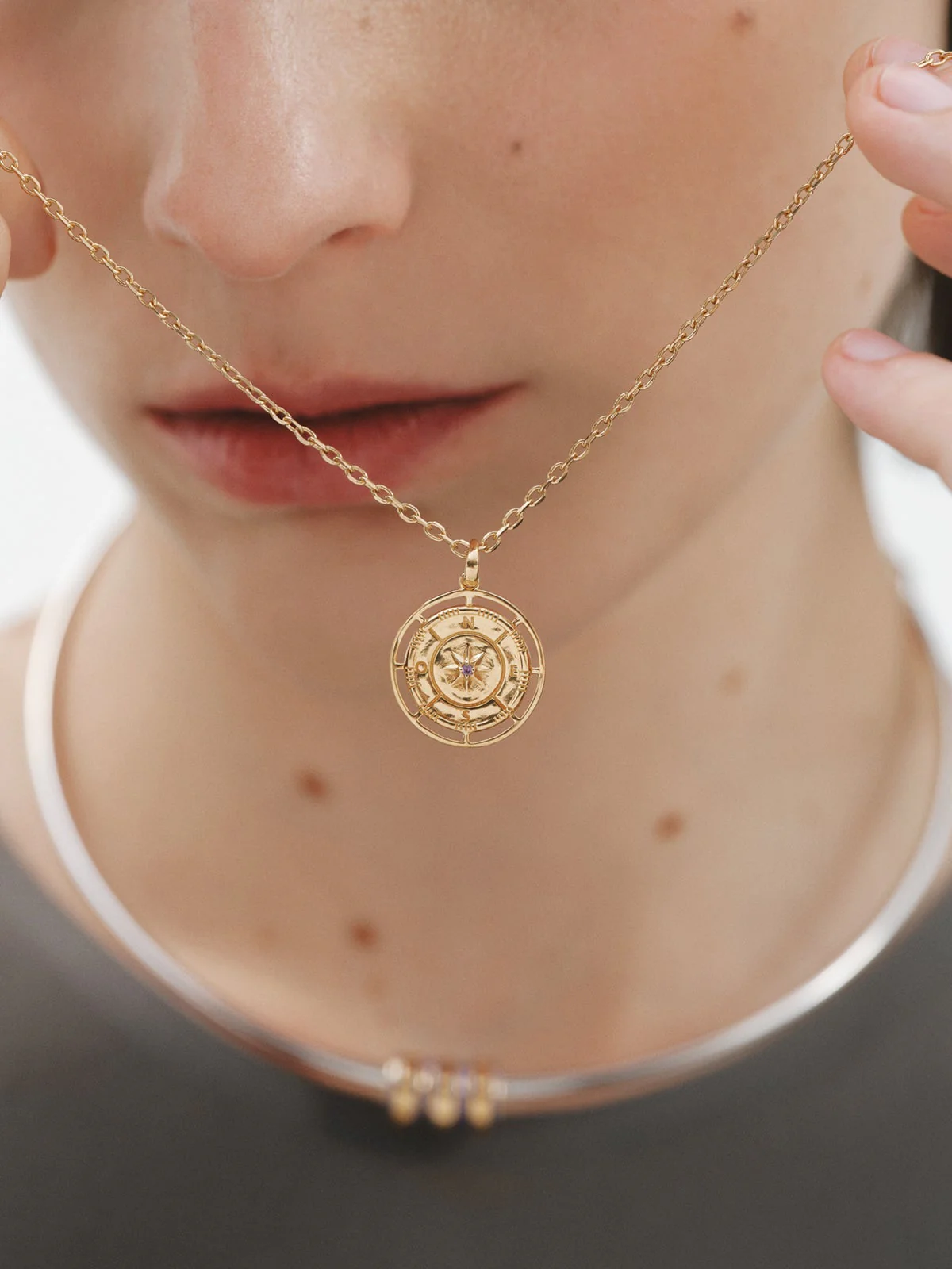 Charm de plata 925 bañada en oro amarillo de 18K con amatista morada y topacio blanco sobre rosa de los vientos - Image 5