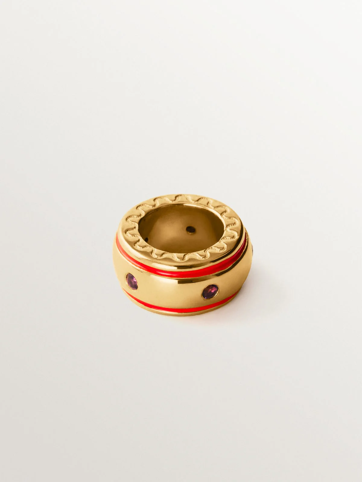 Charm de plata 925 bañada en oro amarillo de 18K con amatistas moradas y esmalte rojo con forma circular - Image 3