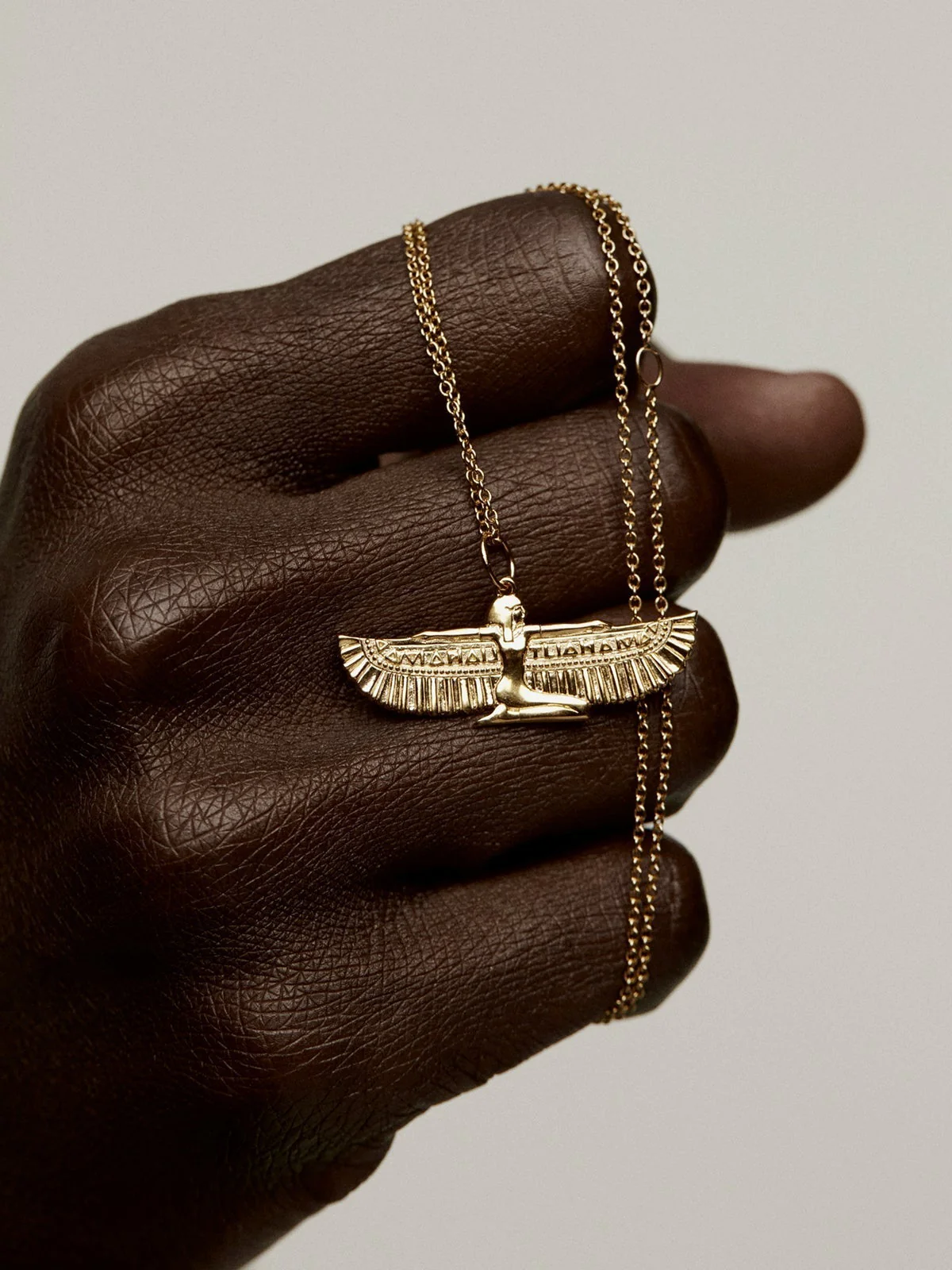 Charm de plata 925 bañada en oro amarillo de 18K con diosa alada - Image 2