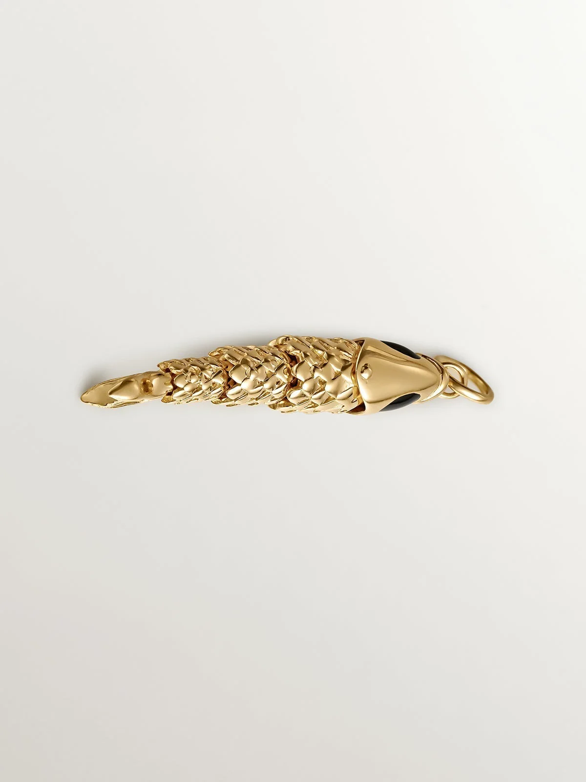 Charm de plata 925 bañada en oro amarillo de 18K con esmalte negro y forma de pez - Image 3