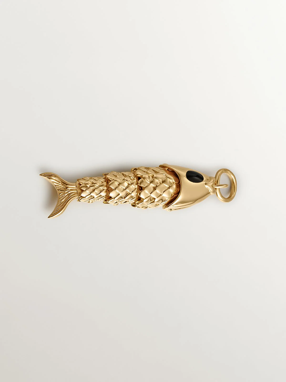 Charm de plata 925 bañada en oro amarillo de 18K con esmalte negro y forma de pez - Image 5