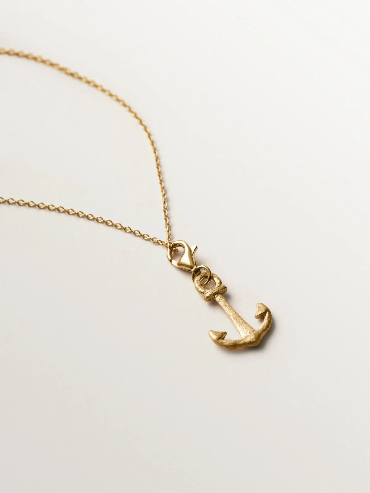 Charm de plata 925 bañada en oro amarillo de 18K con forma de ancla - Image 3
