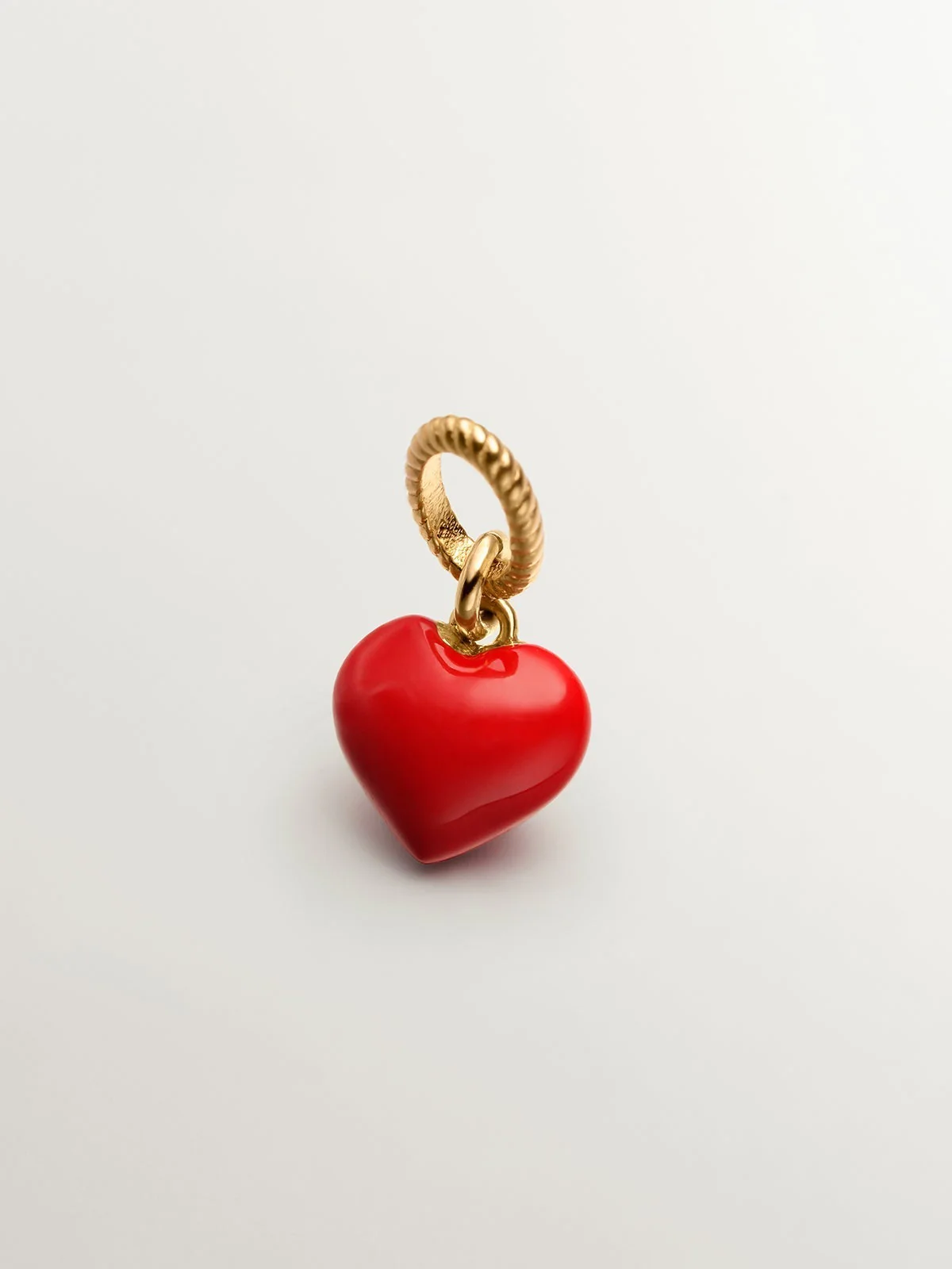 Charm de plata 925 bañada en oro amarillo de 18K con forma de corazón y esmalte rojo - Image 3