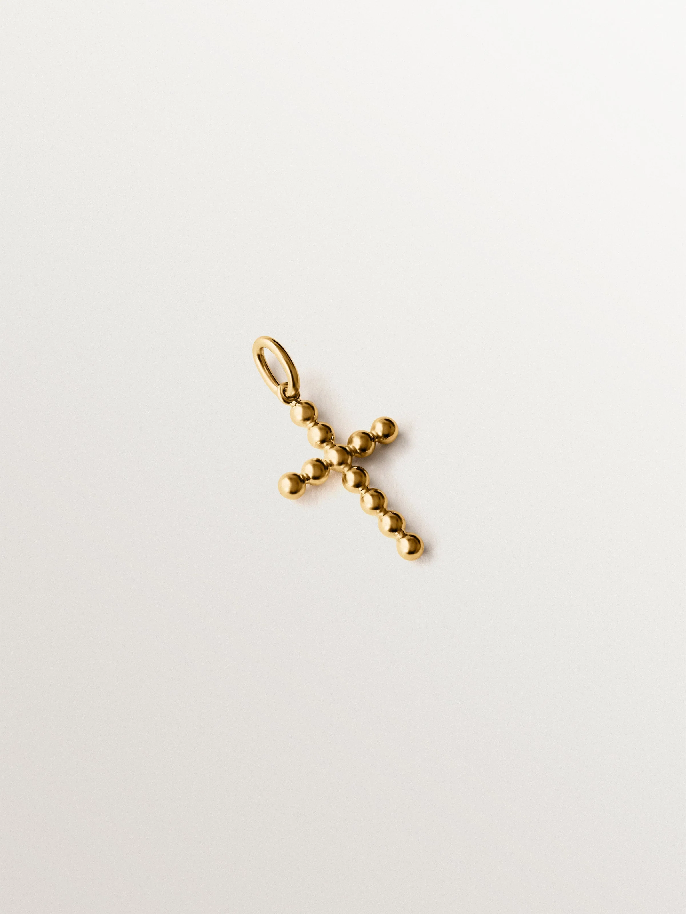 Charm de plata 925 bañada en oro amarillo de 18K con forma de cruz y motivos de esferas - Image 3
