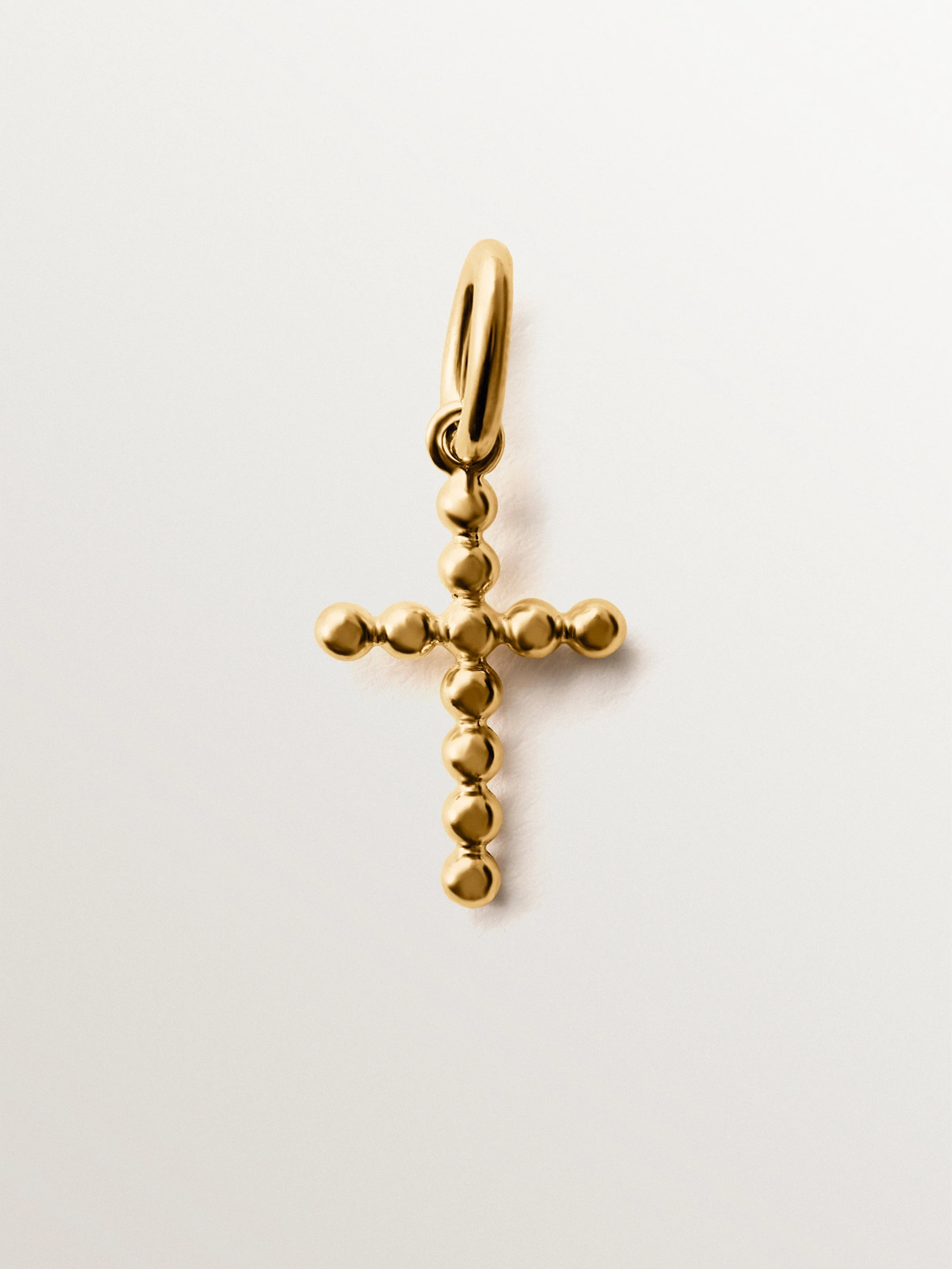 Charm de plata 925 bañada en oro amarillo de 18K con forma de cruz y motivos de esferas - Image 3