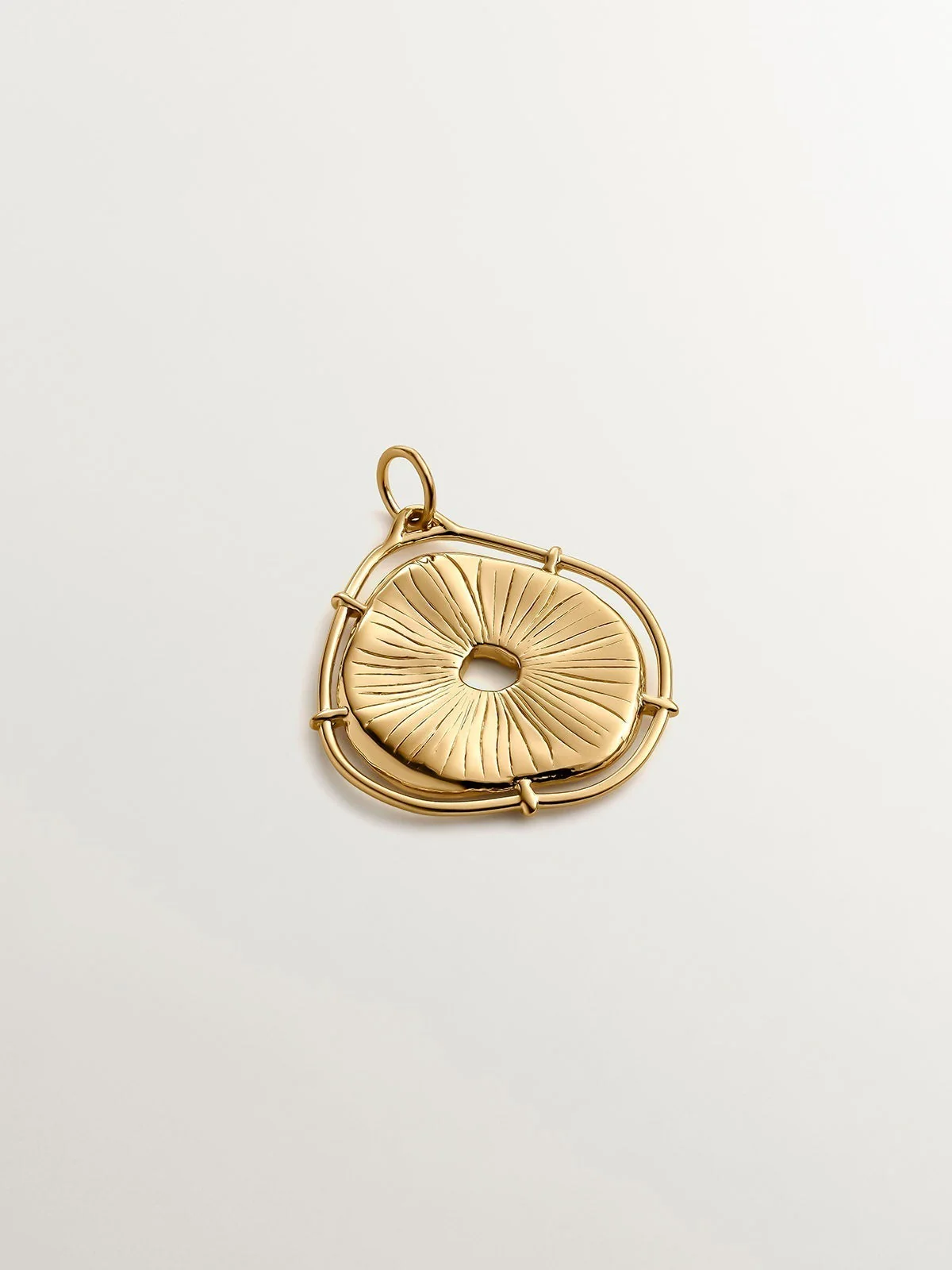 Charm de plata 925 bañada en oro amarillo de 18K con forma de medalla irregular y topacios blancos - Image 3