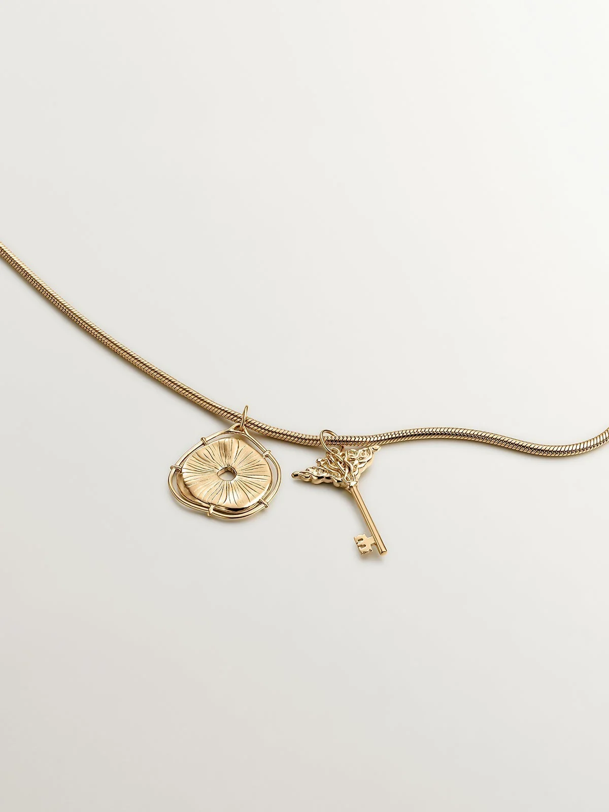 Charm de plata 925 bañada en oro amarillo de 18K con forma de medalla irregular y topacios blancos - Image 5