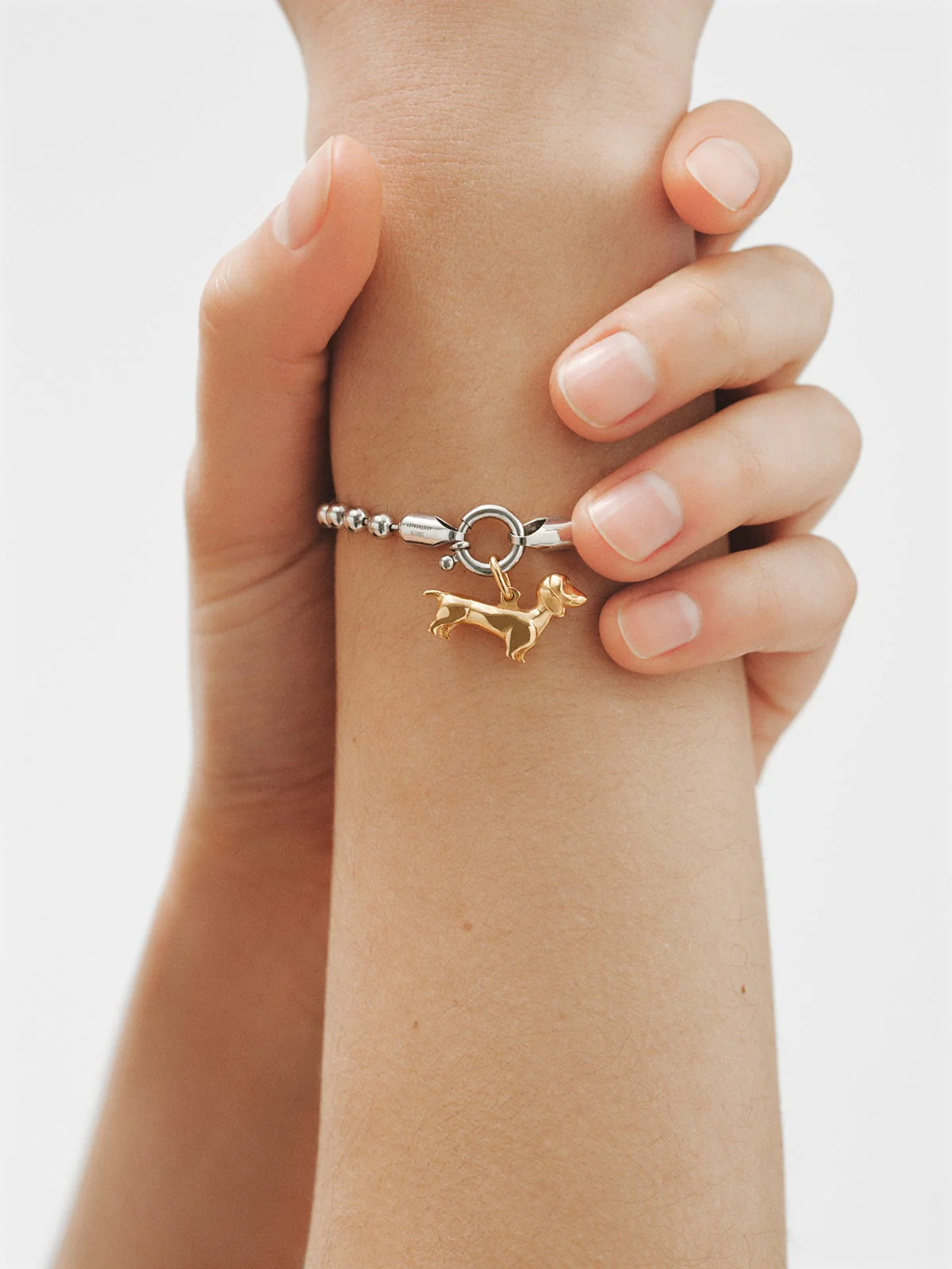 Charm de plata 925 bañada en oro amarillo de 18K con forma de perro - Image 2